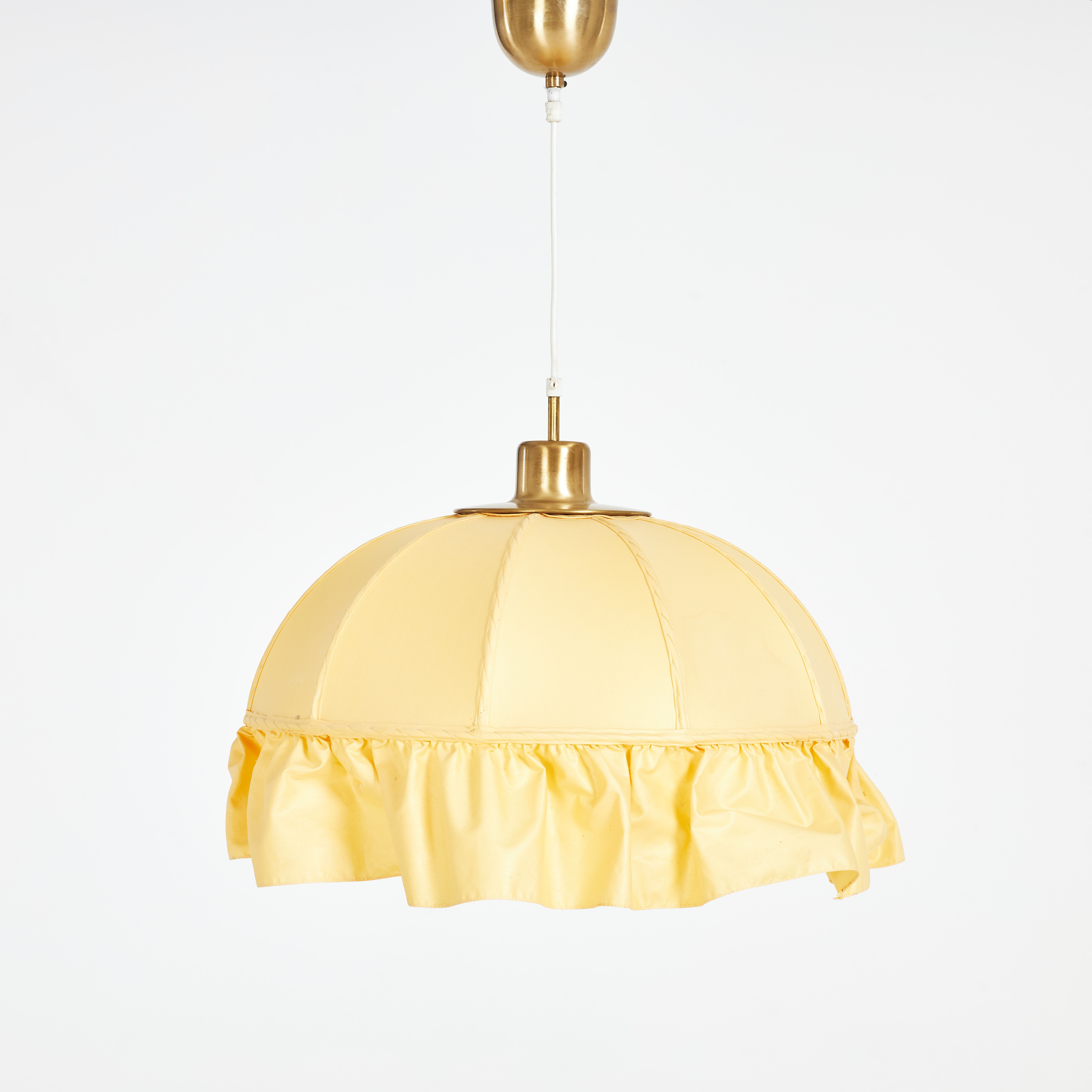 TAKLAMPA, Textilkädd skärm i gult, mässing, 1900-talets andra hälft, firma svenskt tenn.