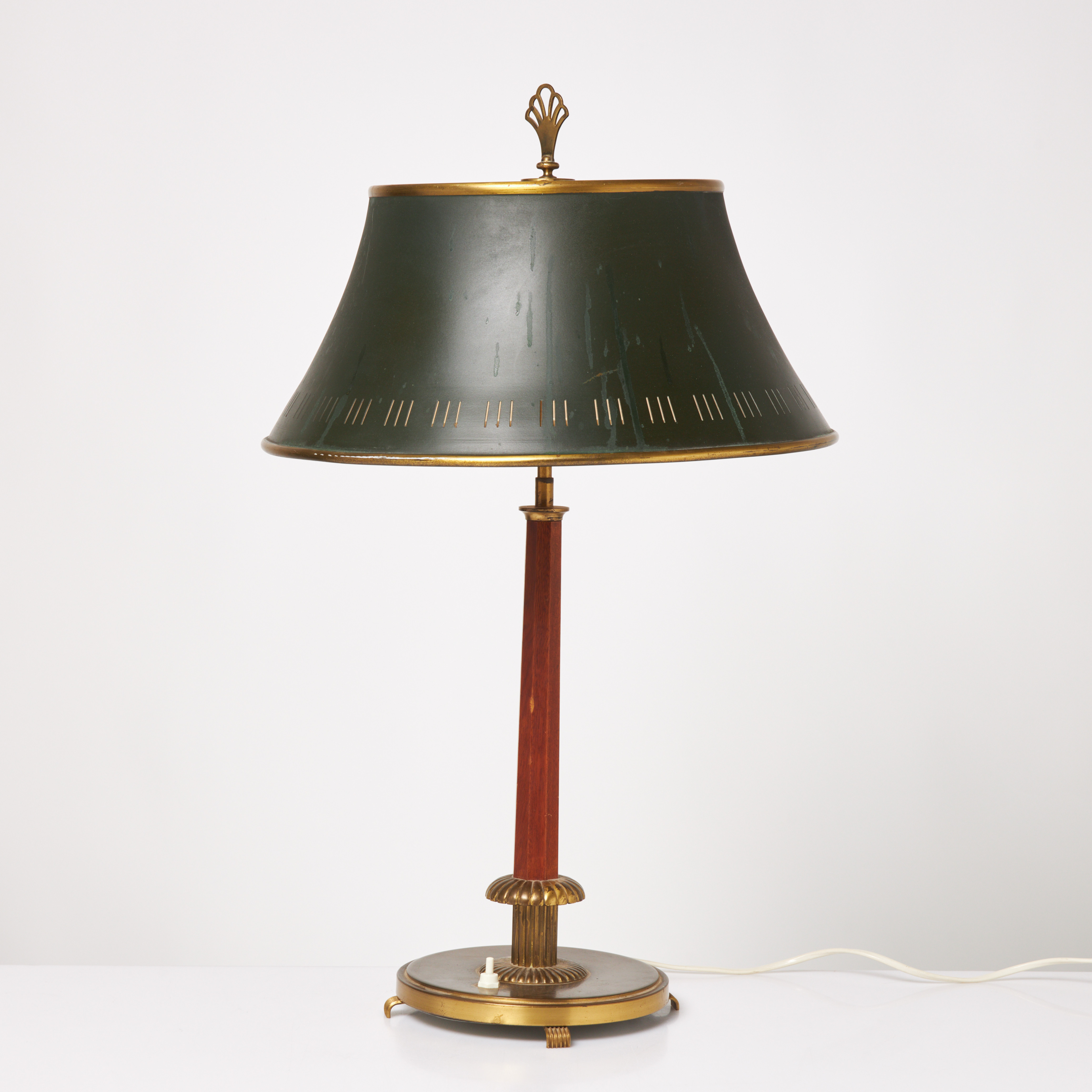 BORDSLAMPA, 1900-talets mitt, fasetterat skaft i mahogny, lackerad skärm, två ljuspunkter.