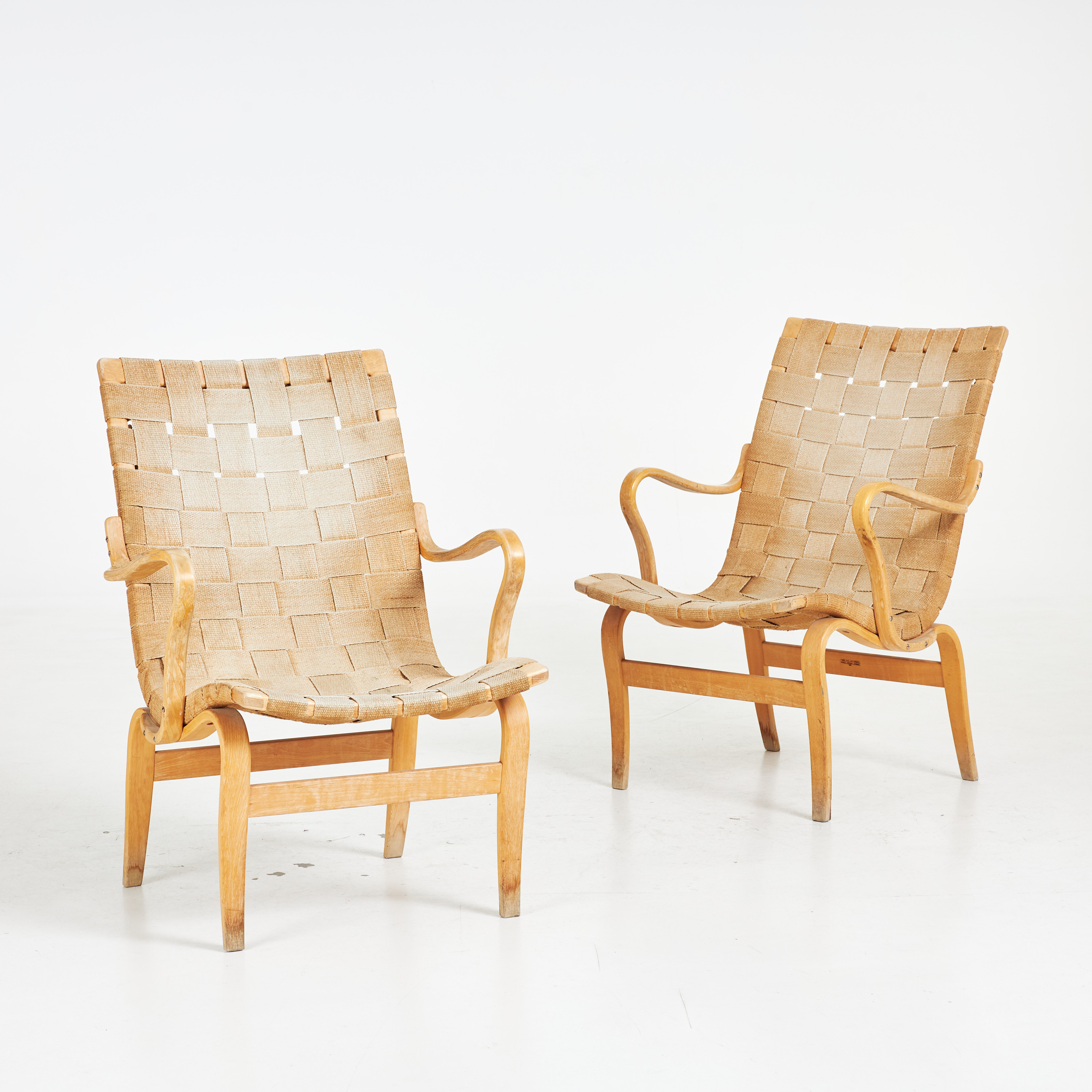 BRUNO MATHSSON. Fåtöljer, 1 par, "Eva", stomme i skiktlimmad bok, flätad sadelgjord, brännmärkta.