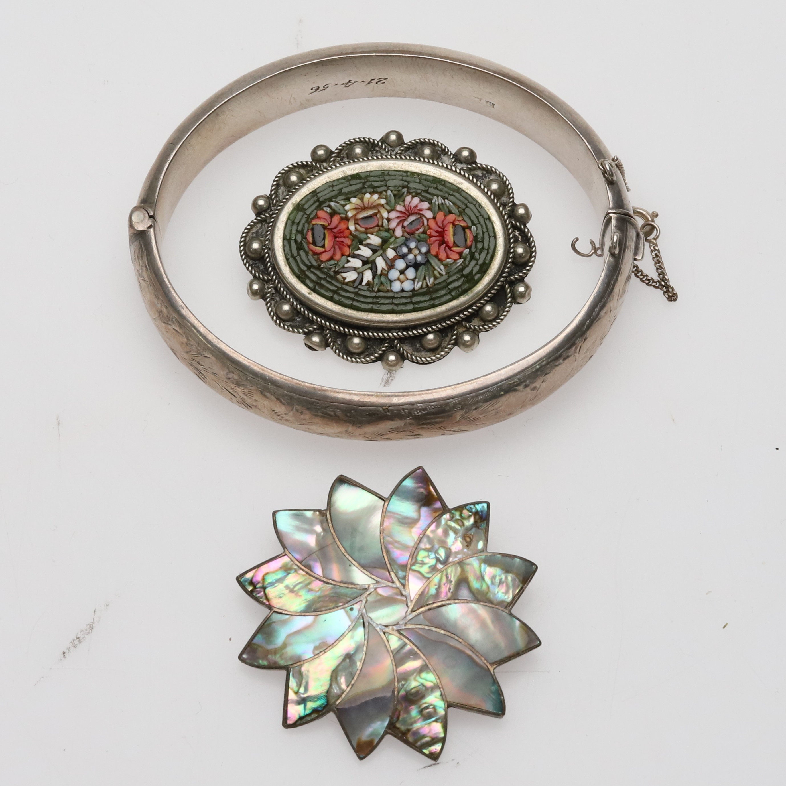 Armring, broscher, silver, pärlemor & mosaik.