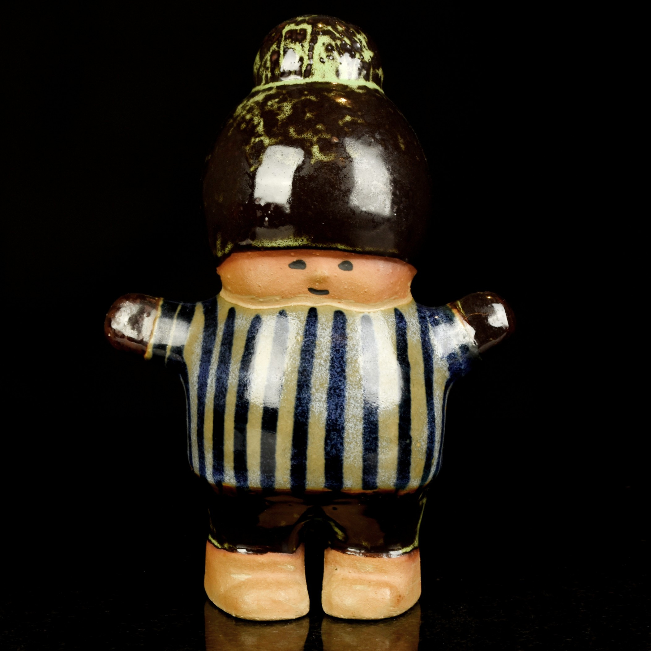 LISA LARSON. Figurin, "Kalle", ur serien Larsons ungar, Gustavsberg, delvis glaserat stengods.