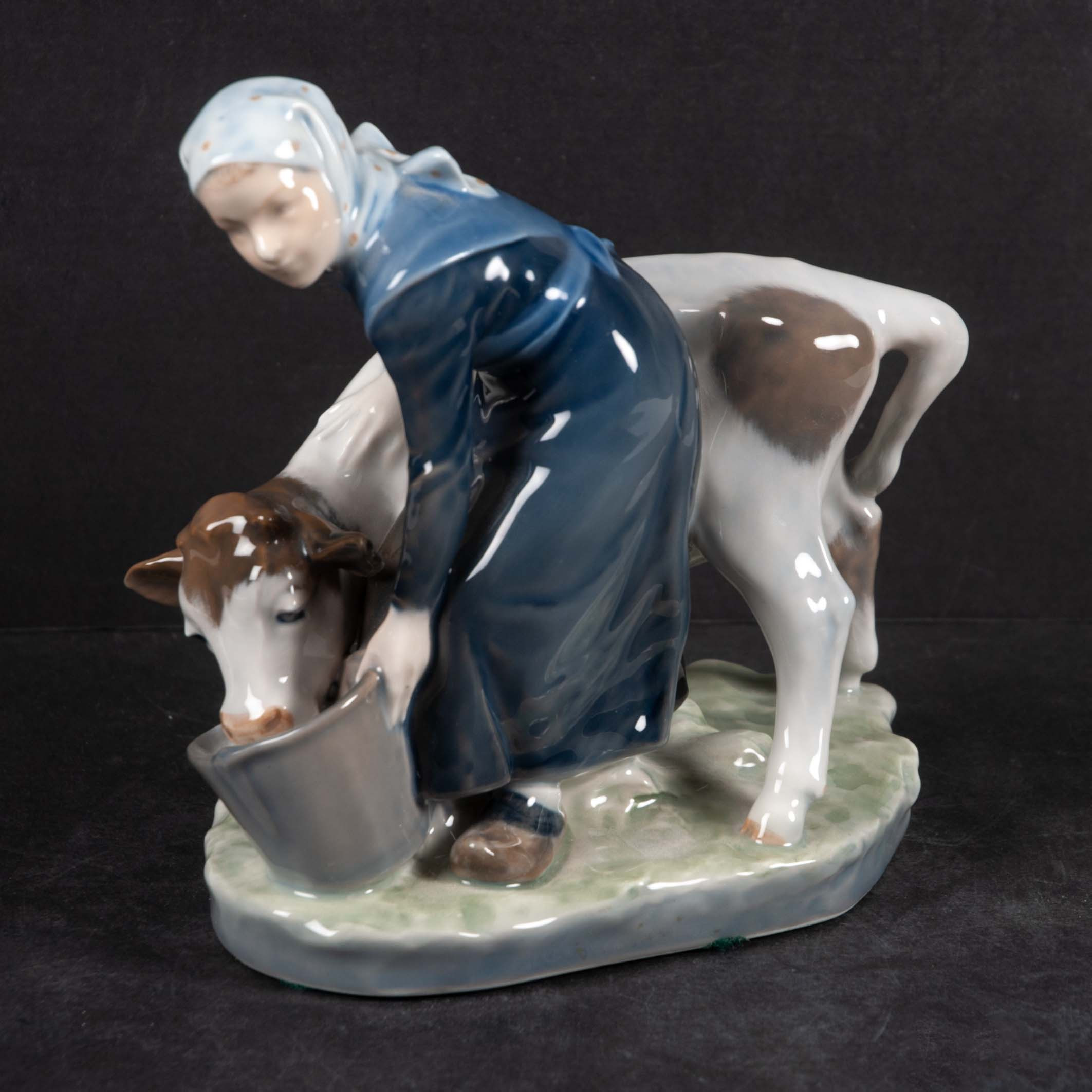 FIGURIN ROYAL COPENHAGEN. Porslin, kvinna och kalv.