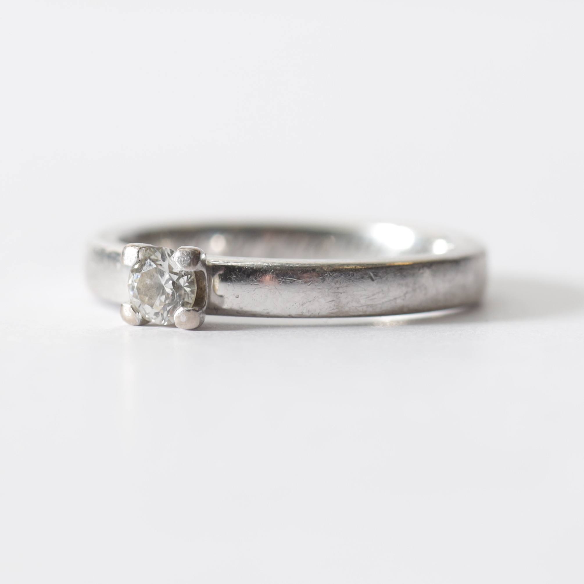 ENSTENSRING, 18K vitguld. Totalvikt ca 5 gram.