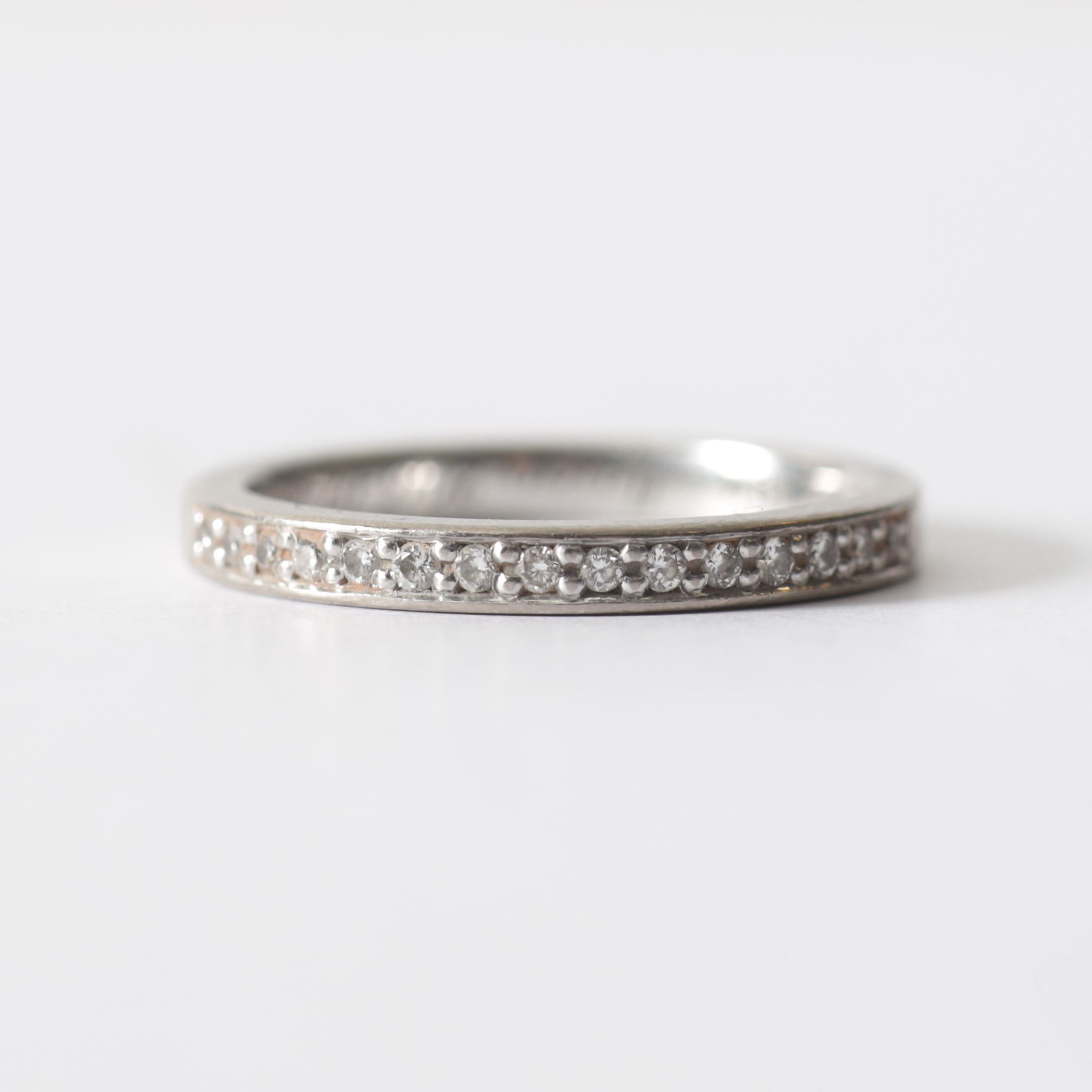 RING, halvallians, 18K guld med stenar. Totalvikt ca 3,8 gram.