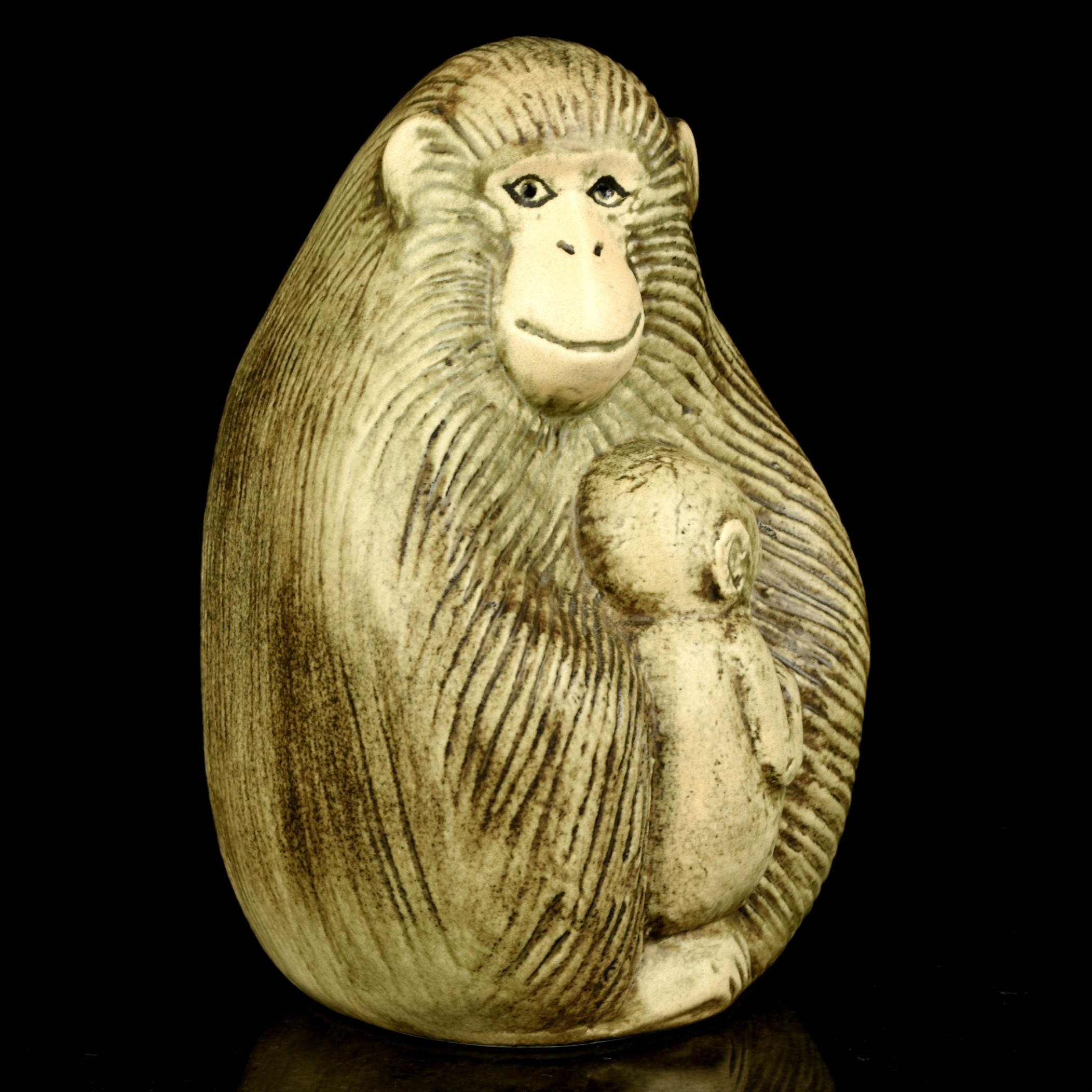 LISA LARSON. Figurin / skulptur "Apa med unge" Signerad, Gustavsberg K-Studion.