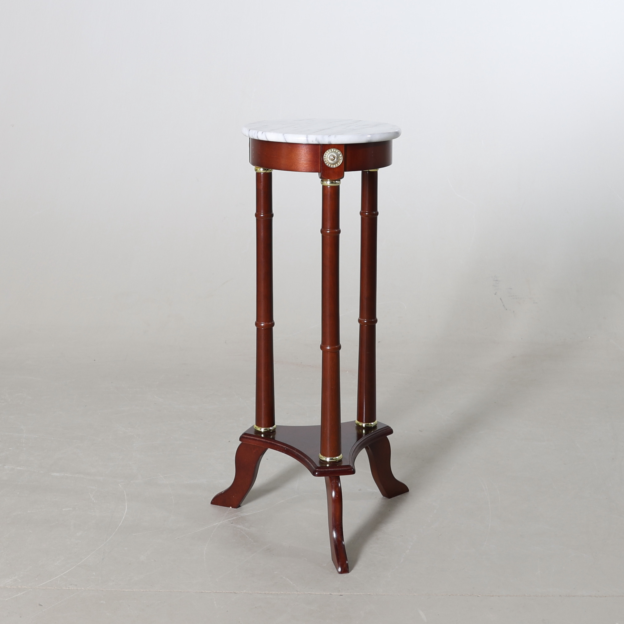 PIEDESTAL, betsat trä med marmorskiva, samtida.