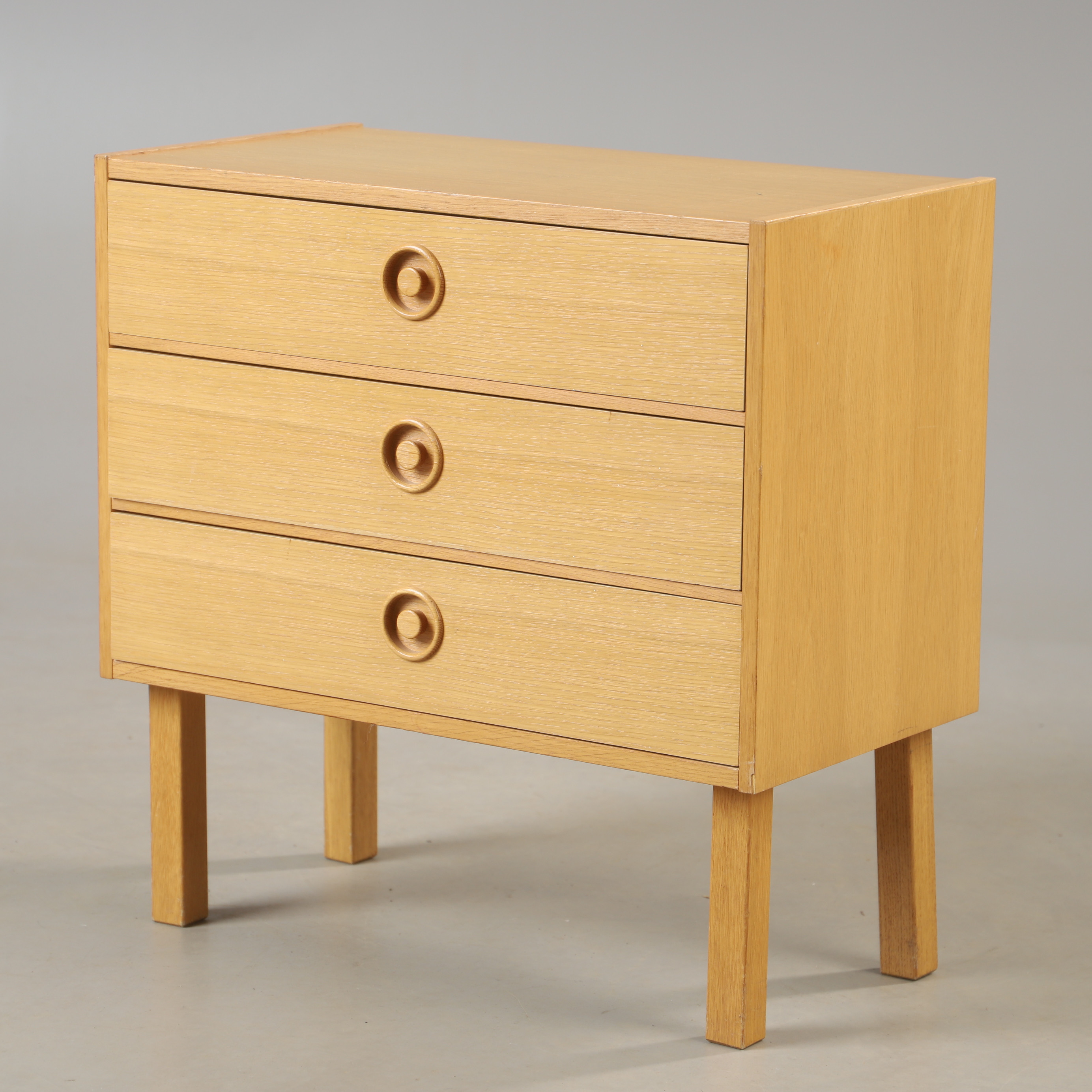 BYRÅ, 3-lådig, ek, 1900-talets andra hälft.