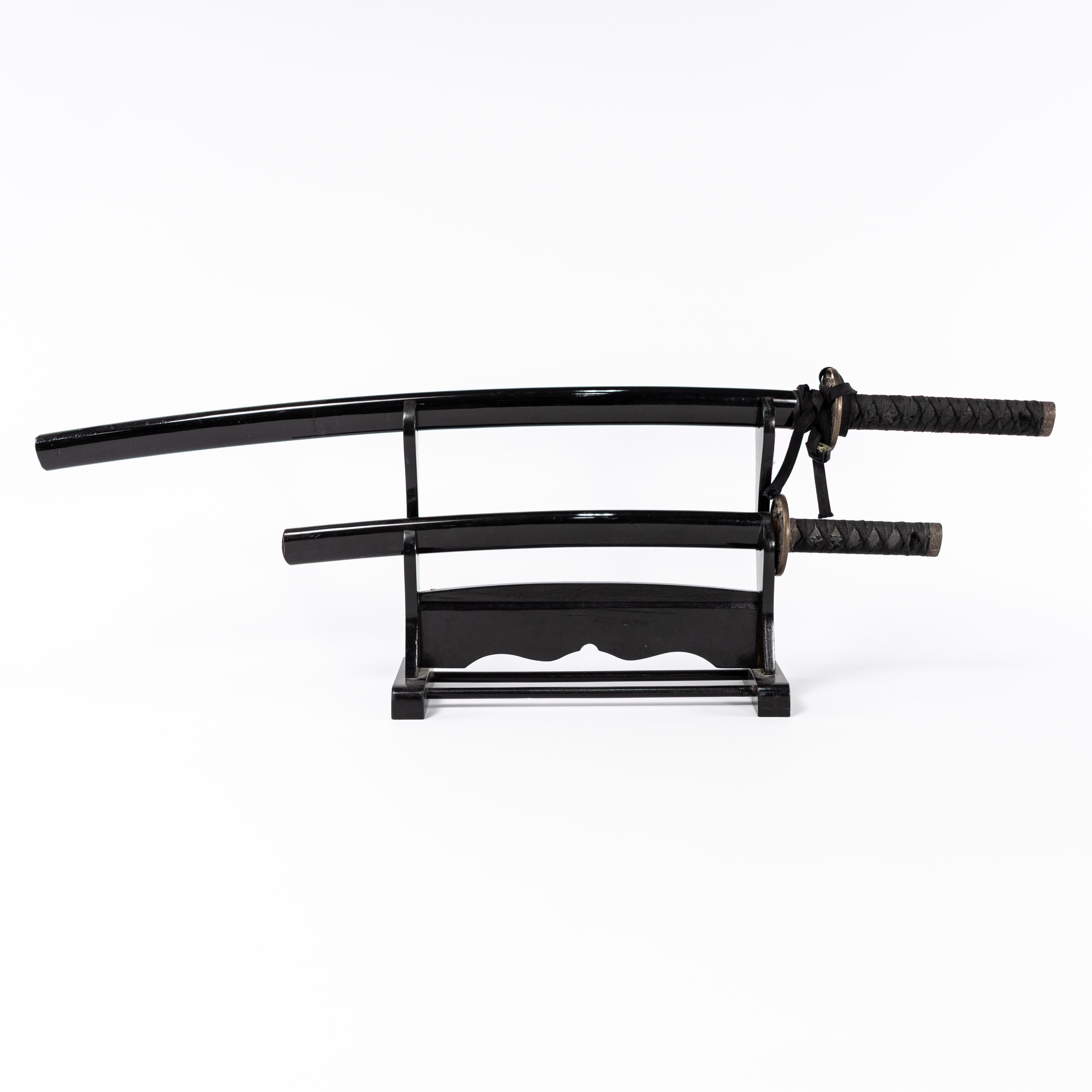 SAMURAJSVÄRD I STÄLL, 3 delar, längd 103 cm och mindre.