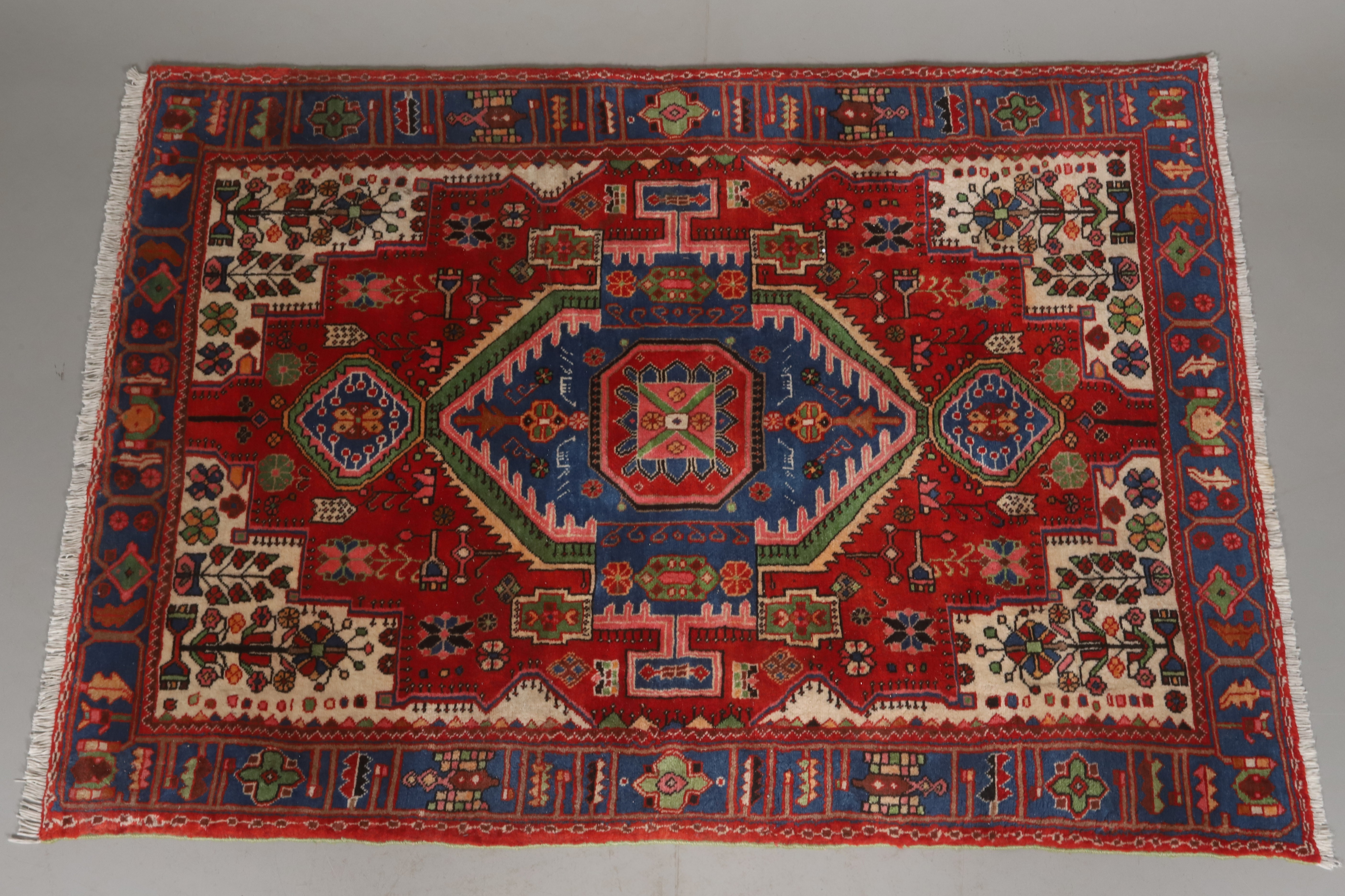 ORIENTMATTA. Kaukasus, handknuten, semi-antik, ca 137 x 192 cm.