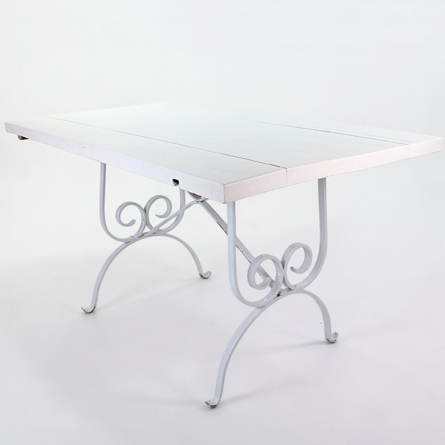 TRÄDGÅRDSBORD, underrede av plattjärn, äldre träskiva, tidigt 1900-tal.