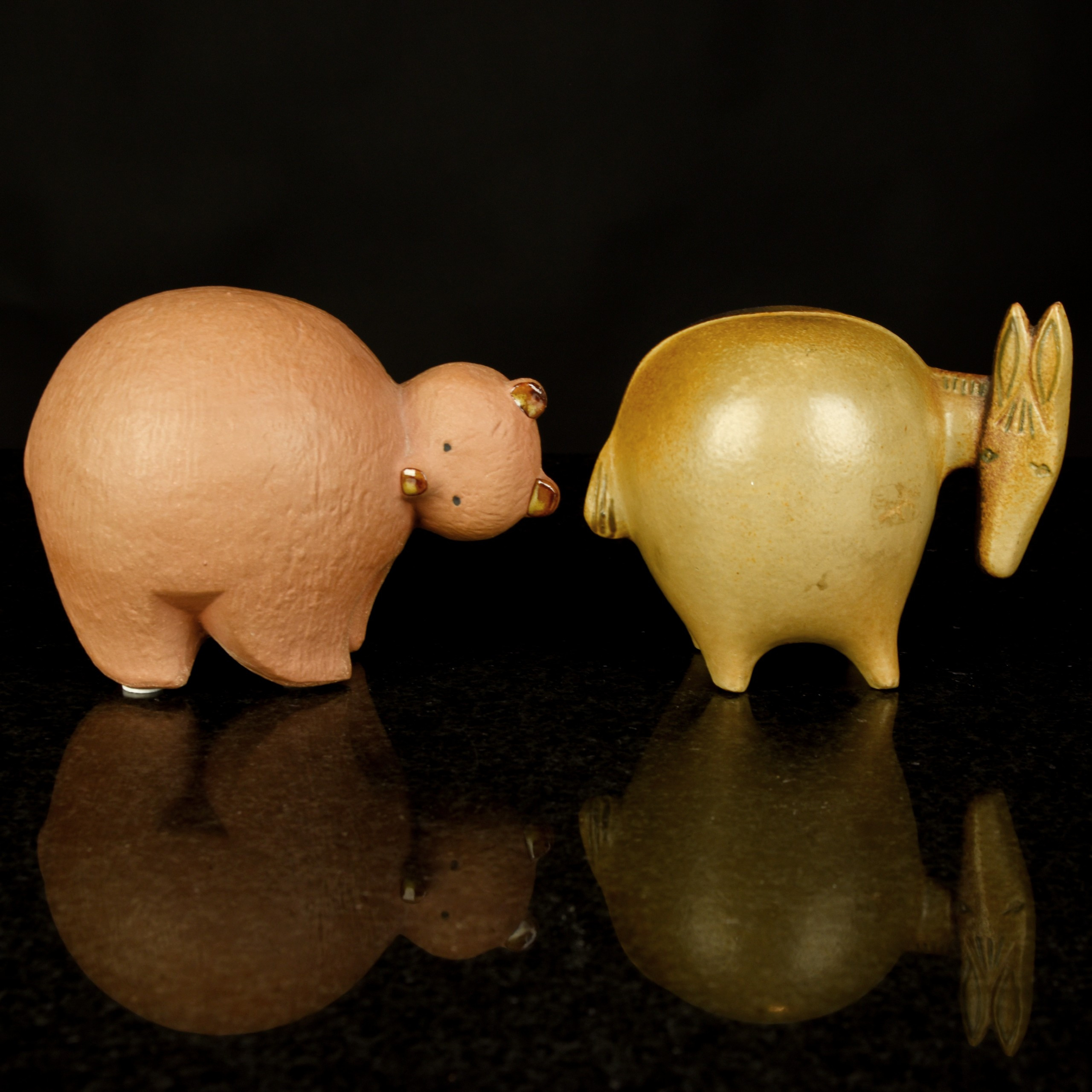 LISA LARSON. Figuriner / Skulpturer "Åsna & björn" Stengods, Gustavsberg.