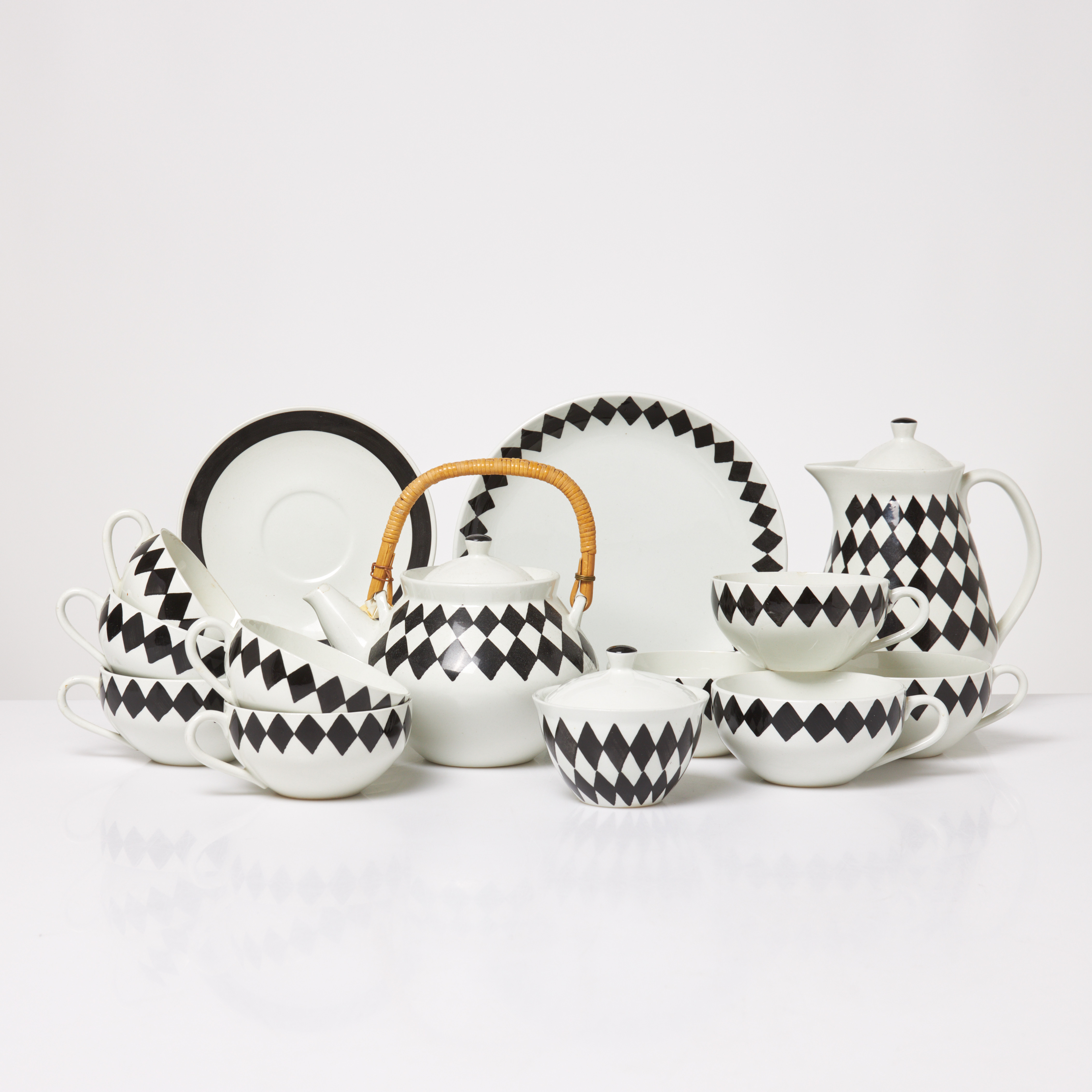 KARIN BJÖRQUIST. T013 dlr, éservis, "svart ruter", benporslin, Gustavsberg.