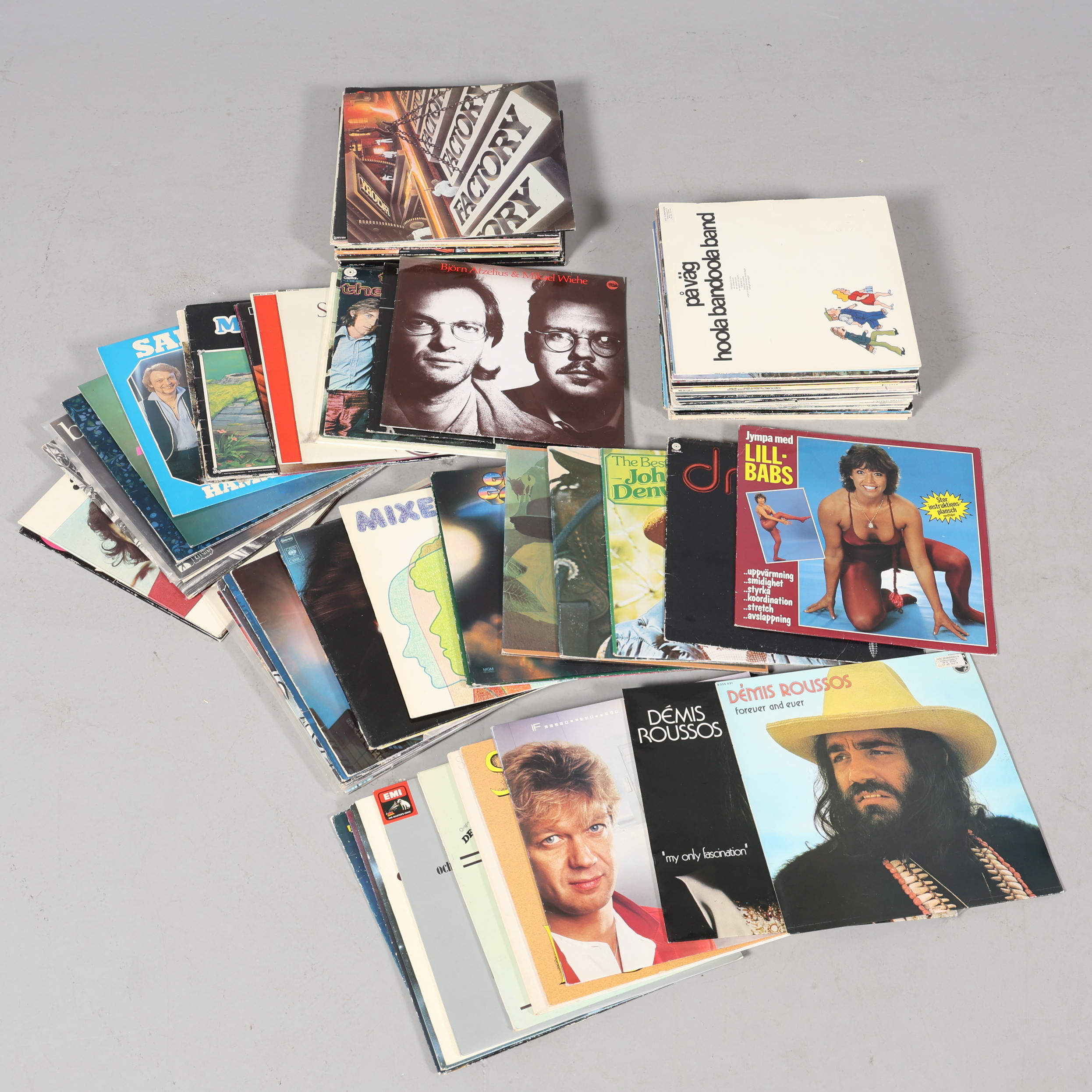 VINYLSKIVOR samt SINLAR, 106 stycken, blandad genre.