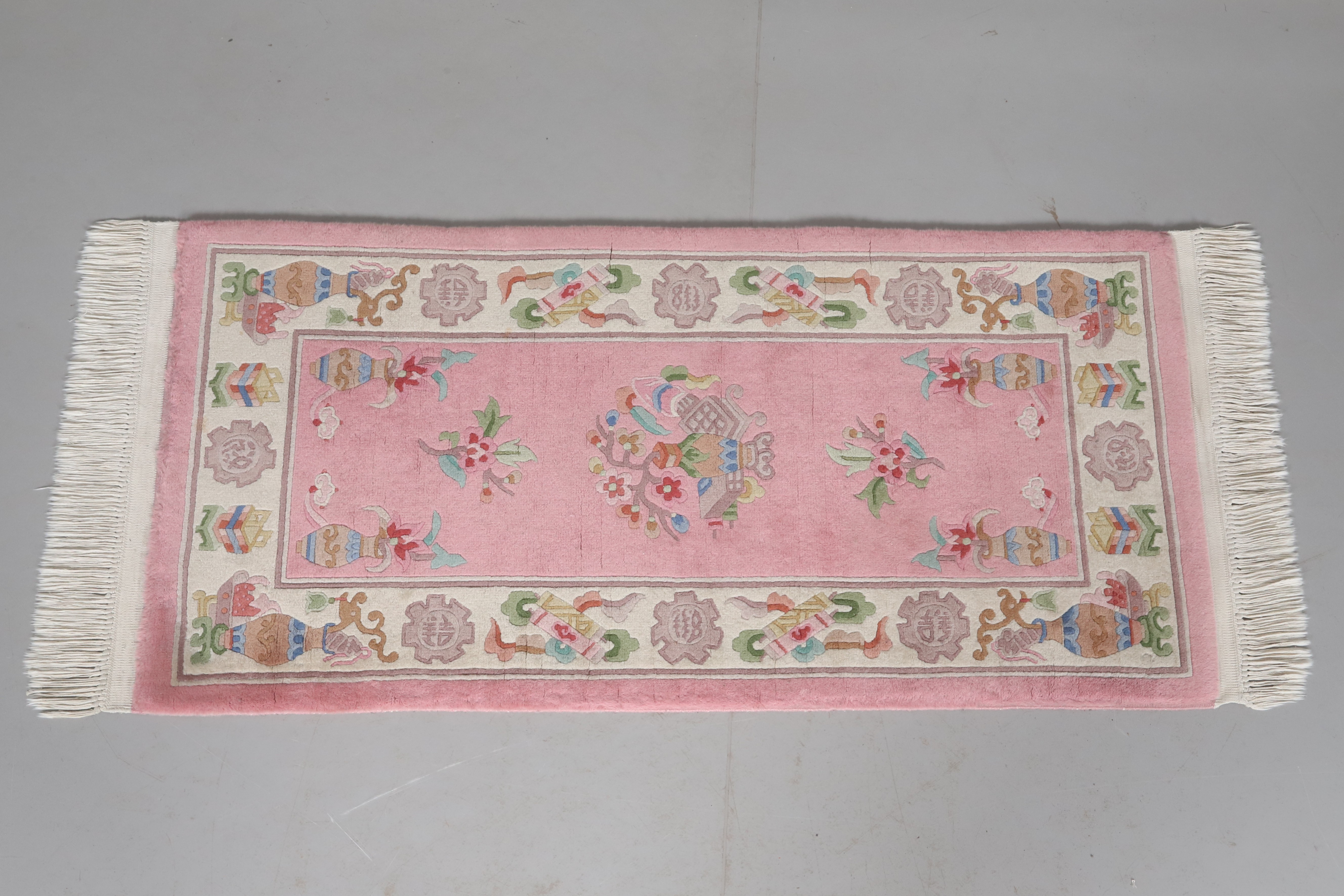 KINAMATTA. Handknuten, "Rosa", semi-antik, 142 x 68 cm.