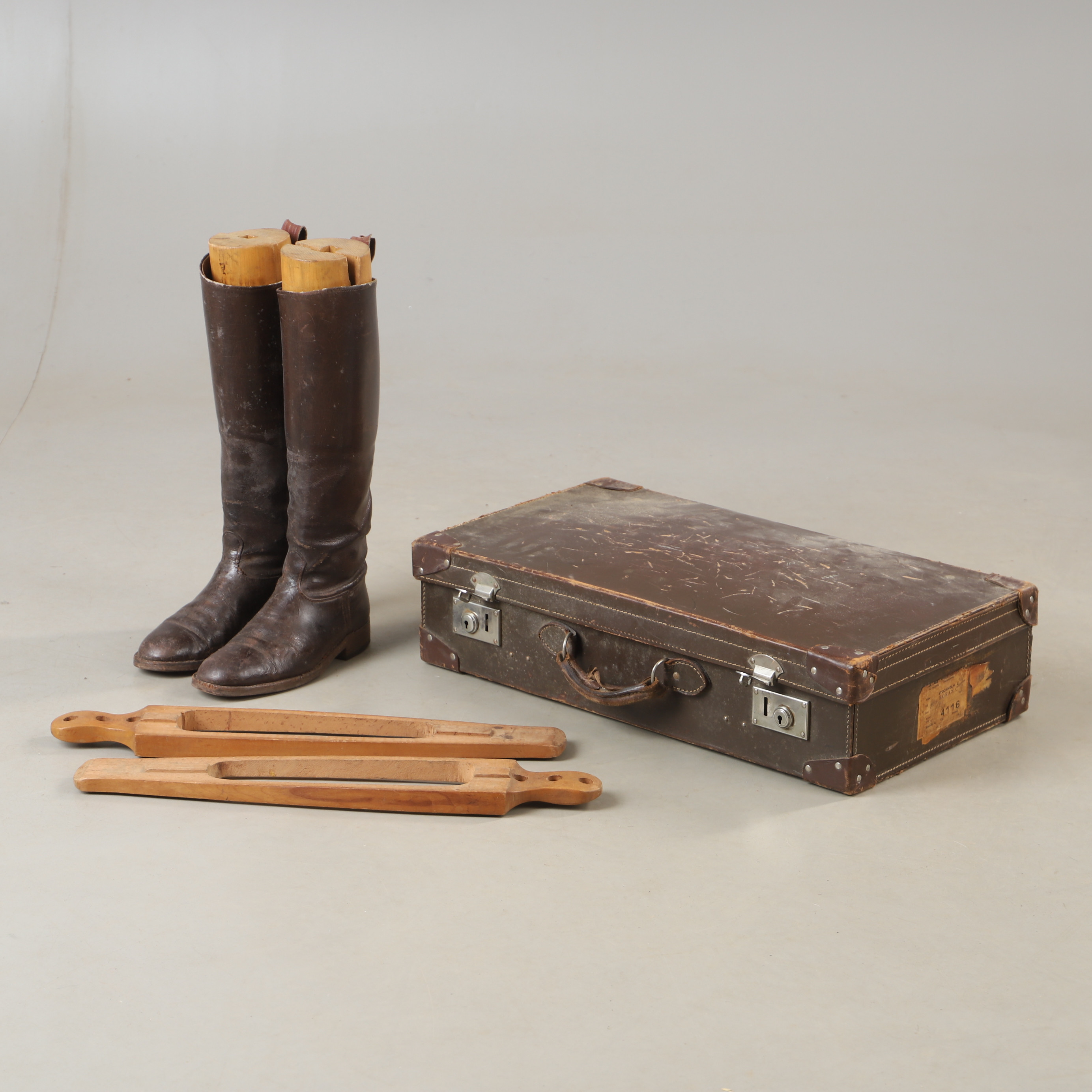RIDSTÖVLAR MED VÄSKA, skinn, 1900-talets första hälft.
