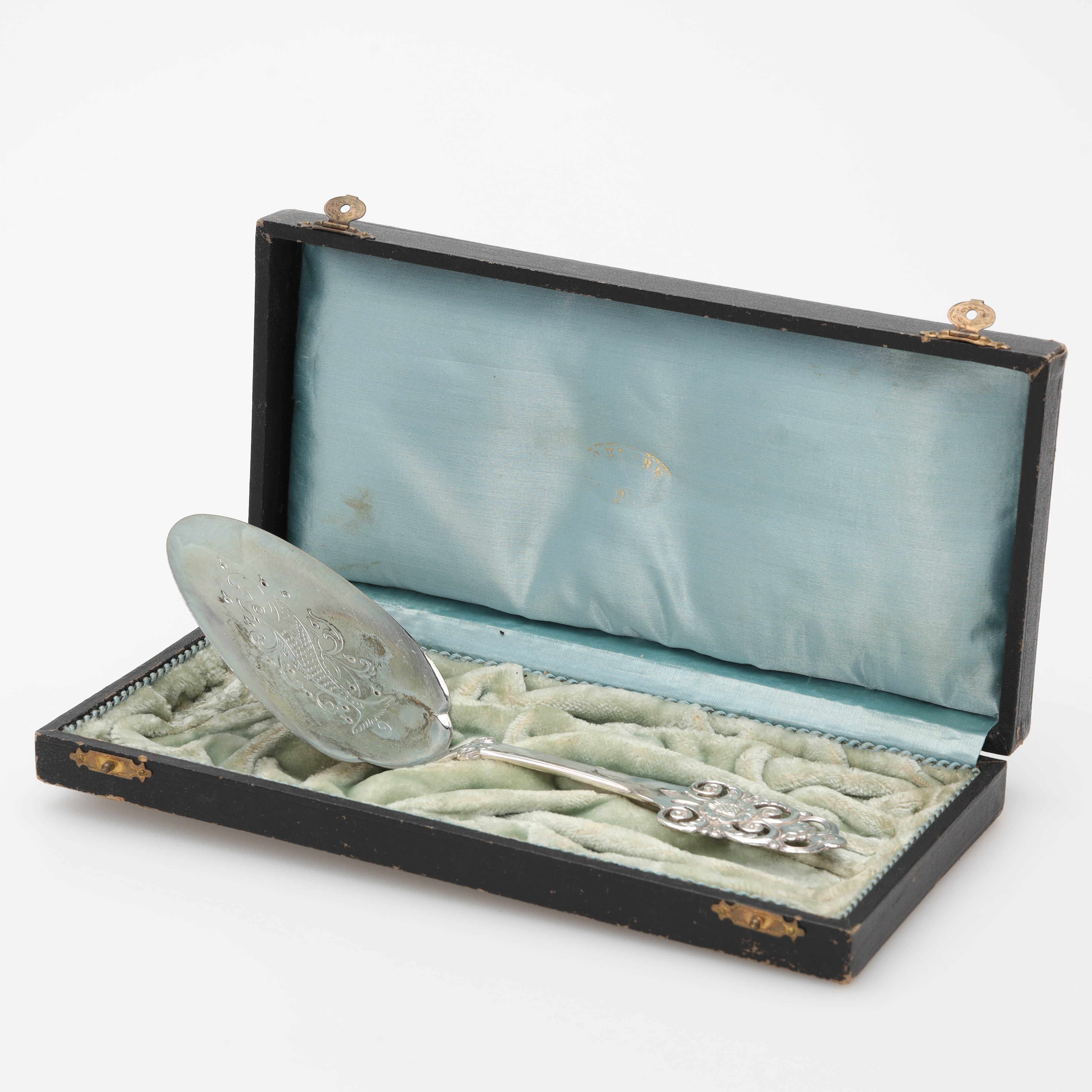 FISKSPADE, silver, floristiskt motiv på handtag, gravyr av fisk, Norge, etui.