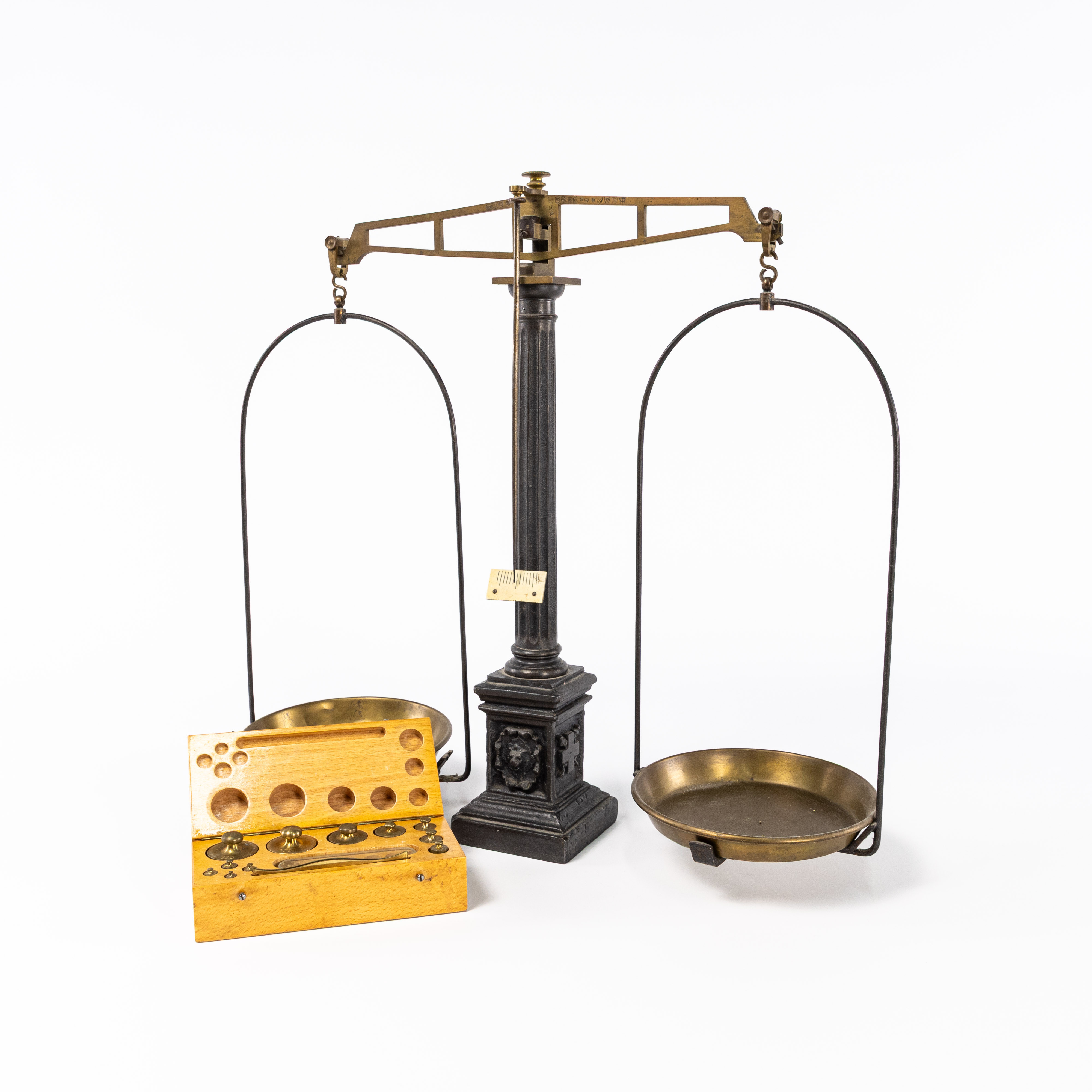 LABORATORIEVÅG, gjutjärn/mässing, tidigt 1900-tal, höjd 46 cm.