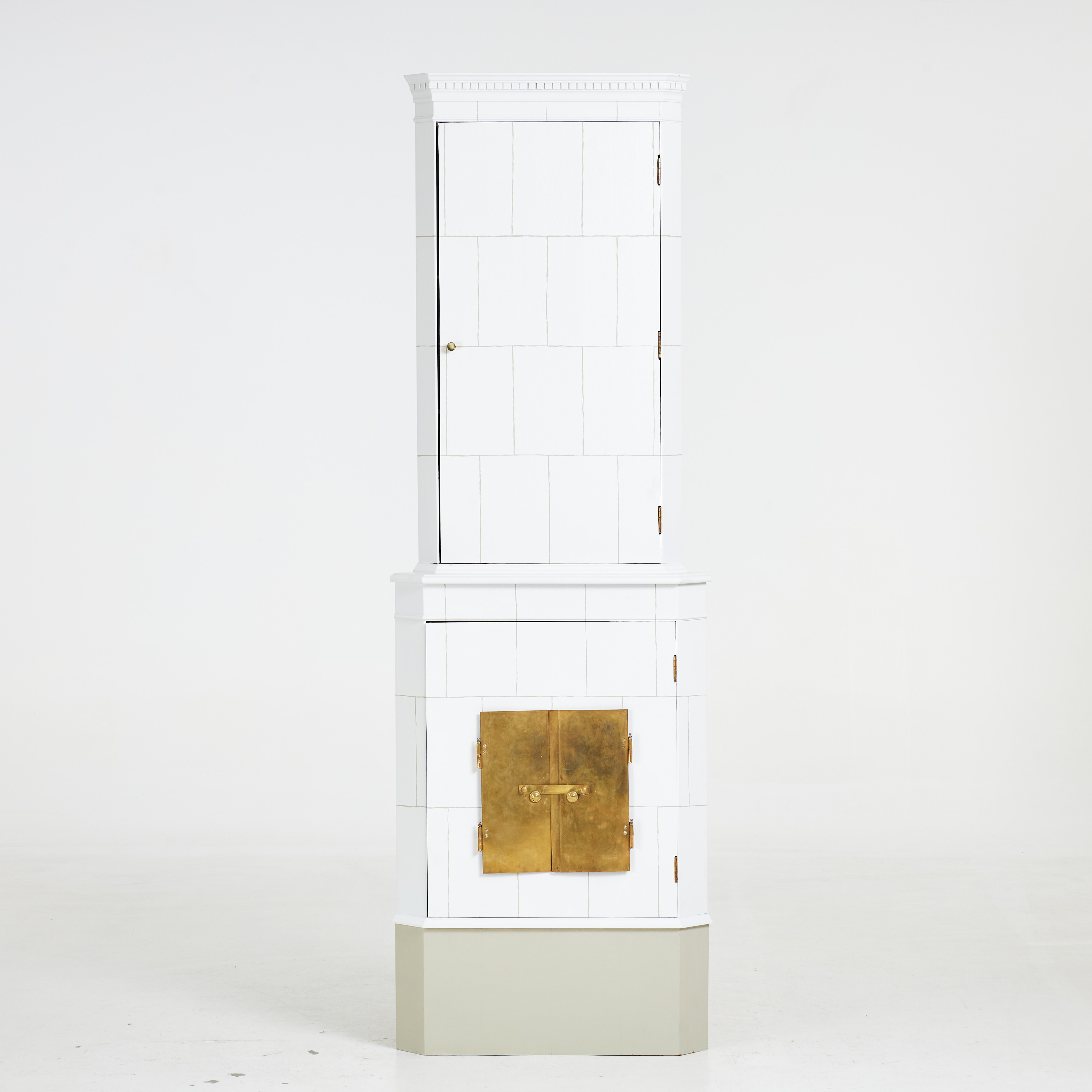 HÖRNSKÅP. form av Kakelugnsskåp, imitationsmåleri, beslag mässing, två dörrar med bakomliggande hyllplan.