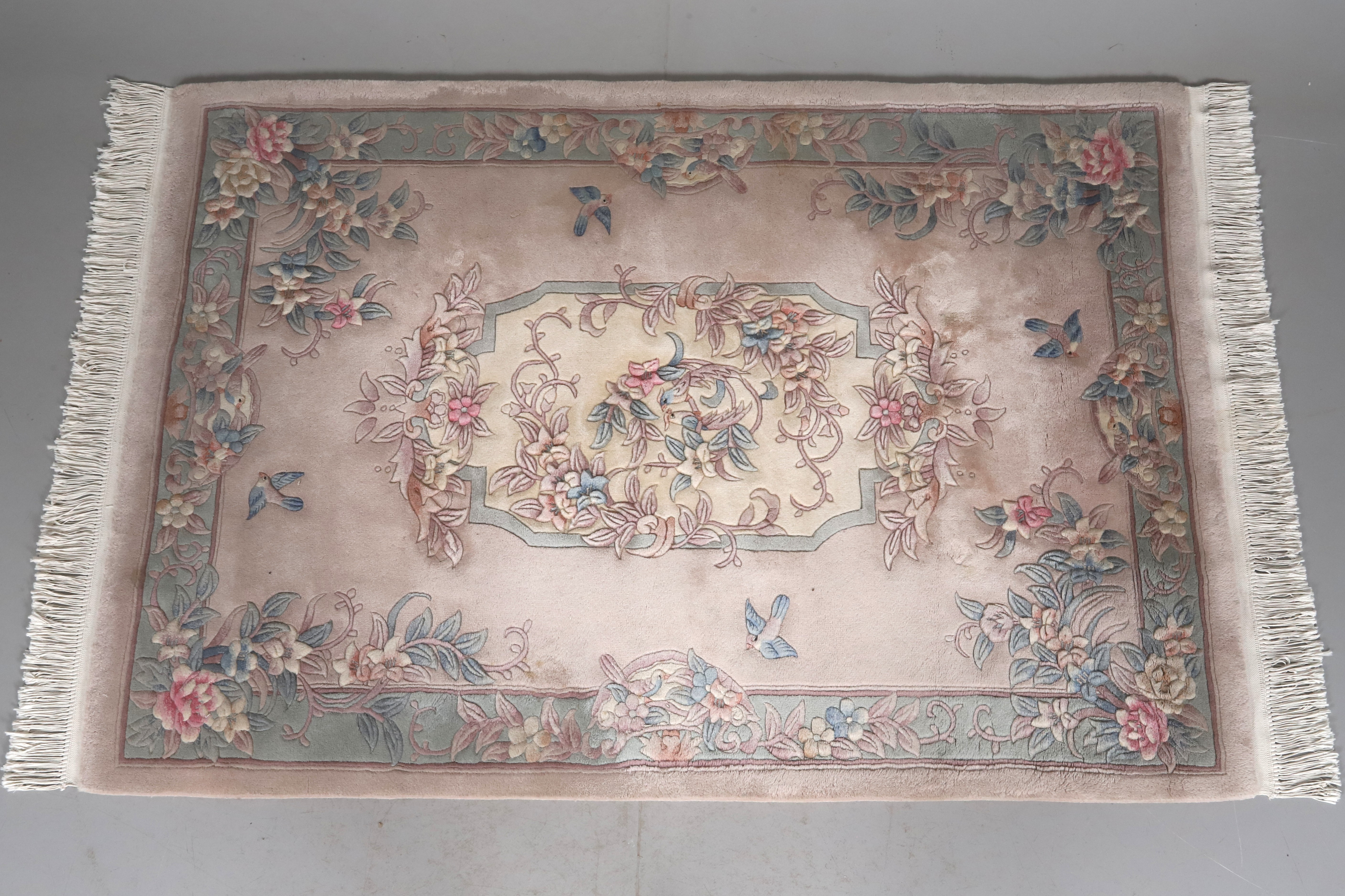 KINAMATTA. Handknuten, "Blomsterdekor", semi-antik, ca 137 x 200 cm.