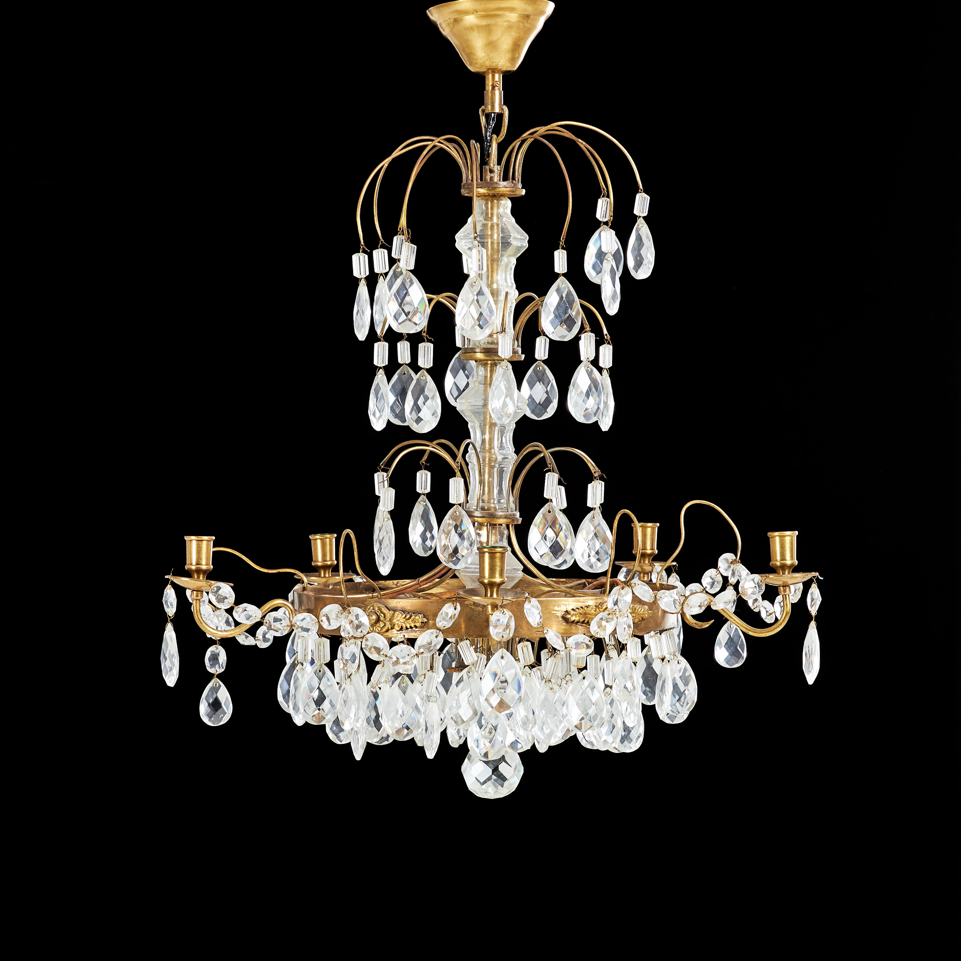 LJUSKRONA. 1900-talets mitt, stomme i gulmetall, behängd med olikslipade prismor, glasad stam, fem ljusarmar, fem ljuspunkter.