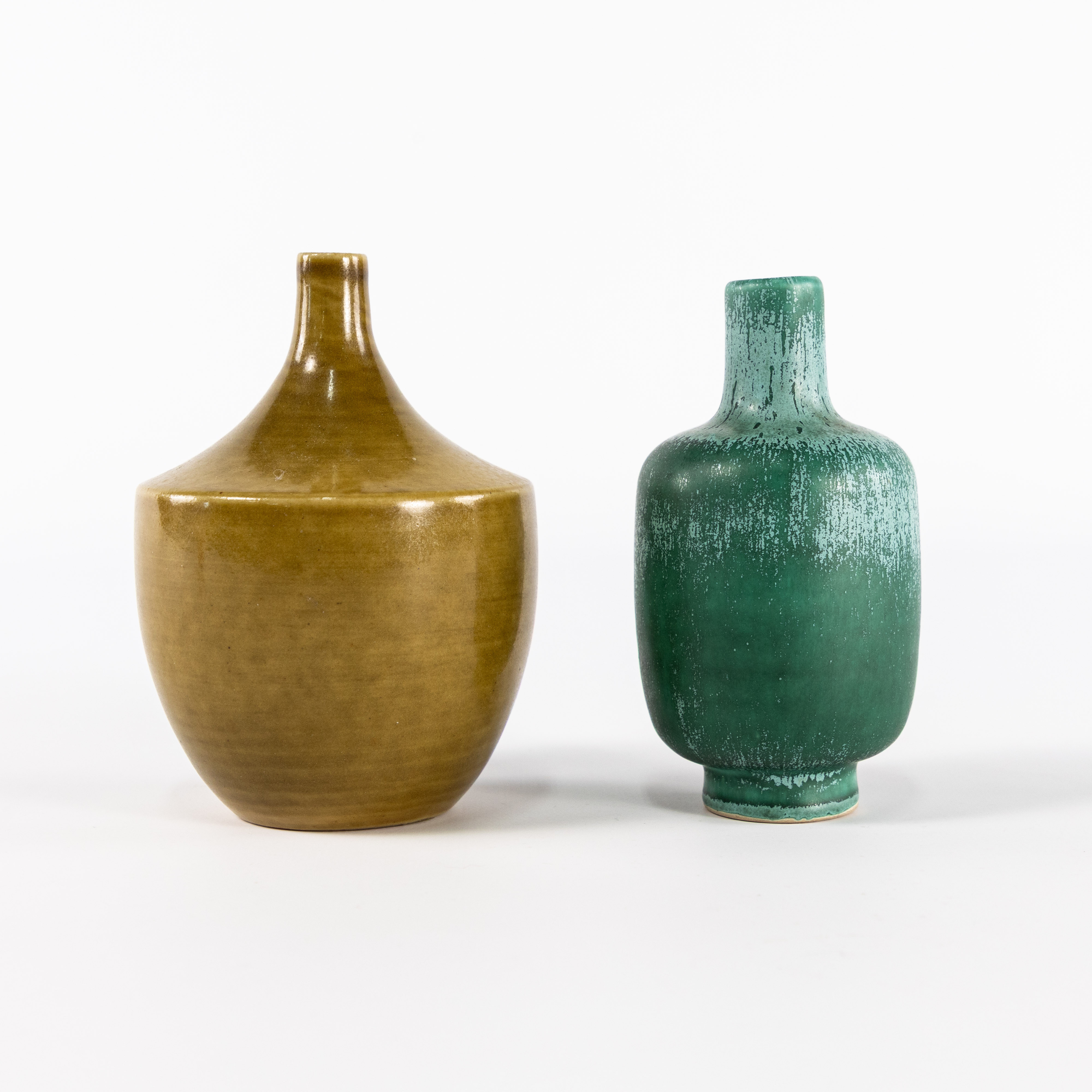 VASER, 2 st, stengods, bl a Höganäs, högsta 13,5 cm.