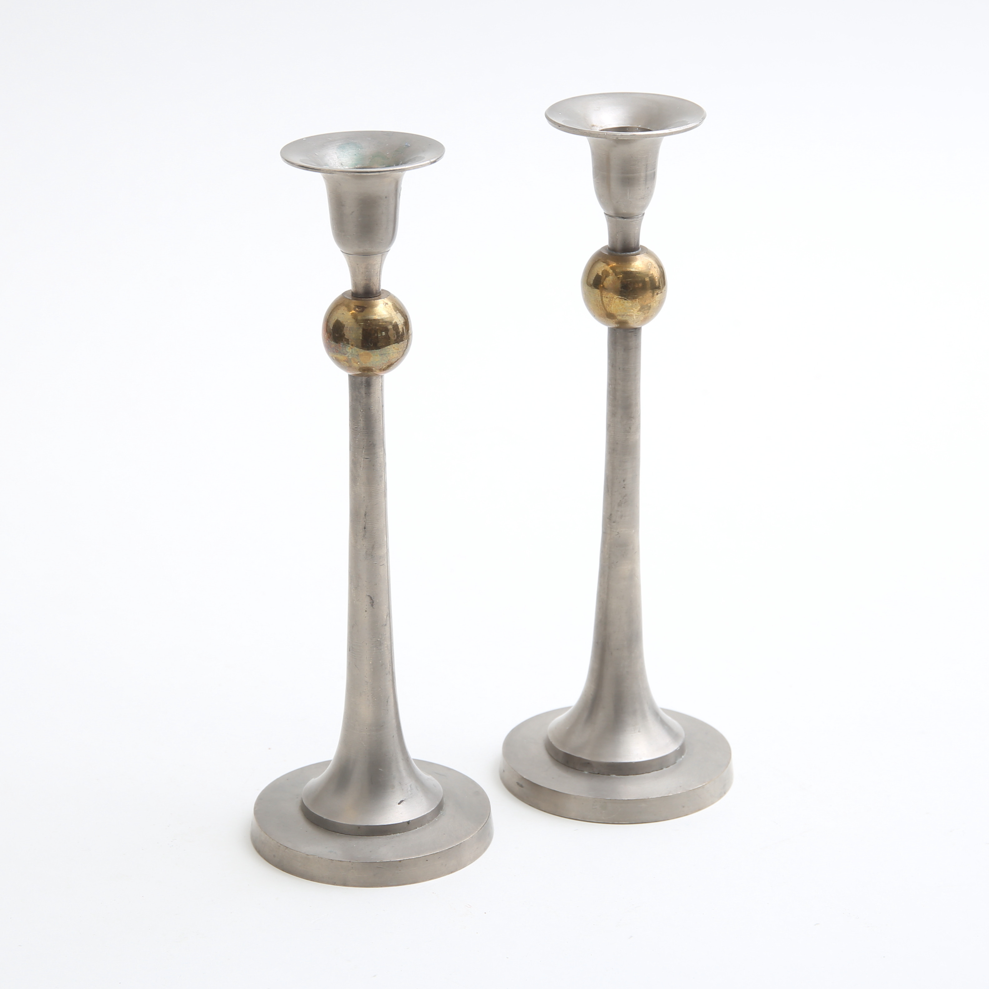 LJUSSTAKAR, ett par, tenn/ mässing, 1900-talets andra hälft.