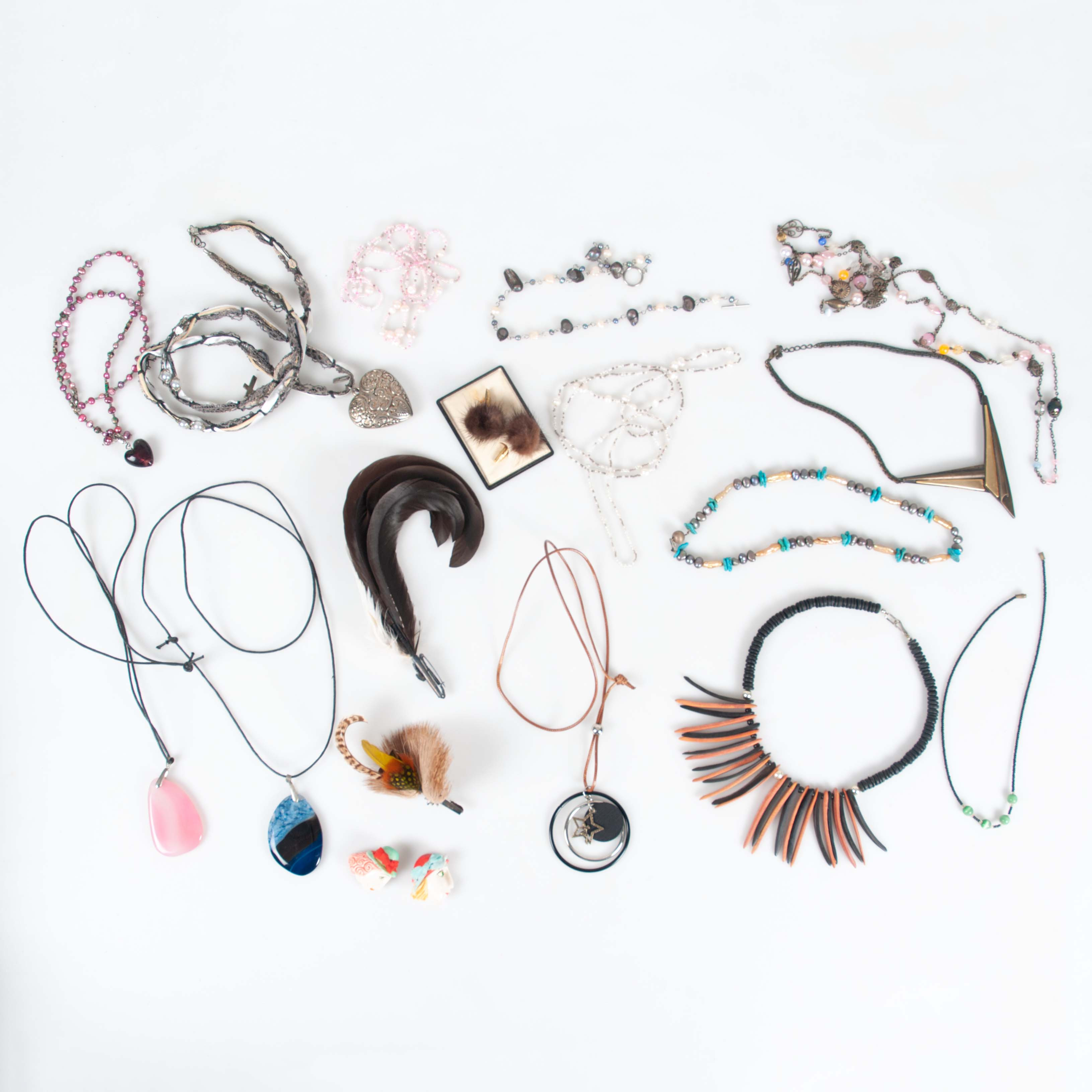 BIJOUTERIER. 18 delar, collier, broscher och blusknappar.