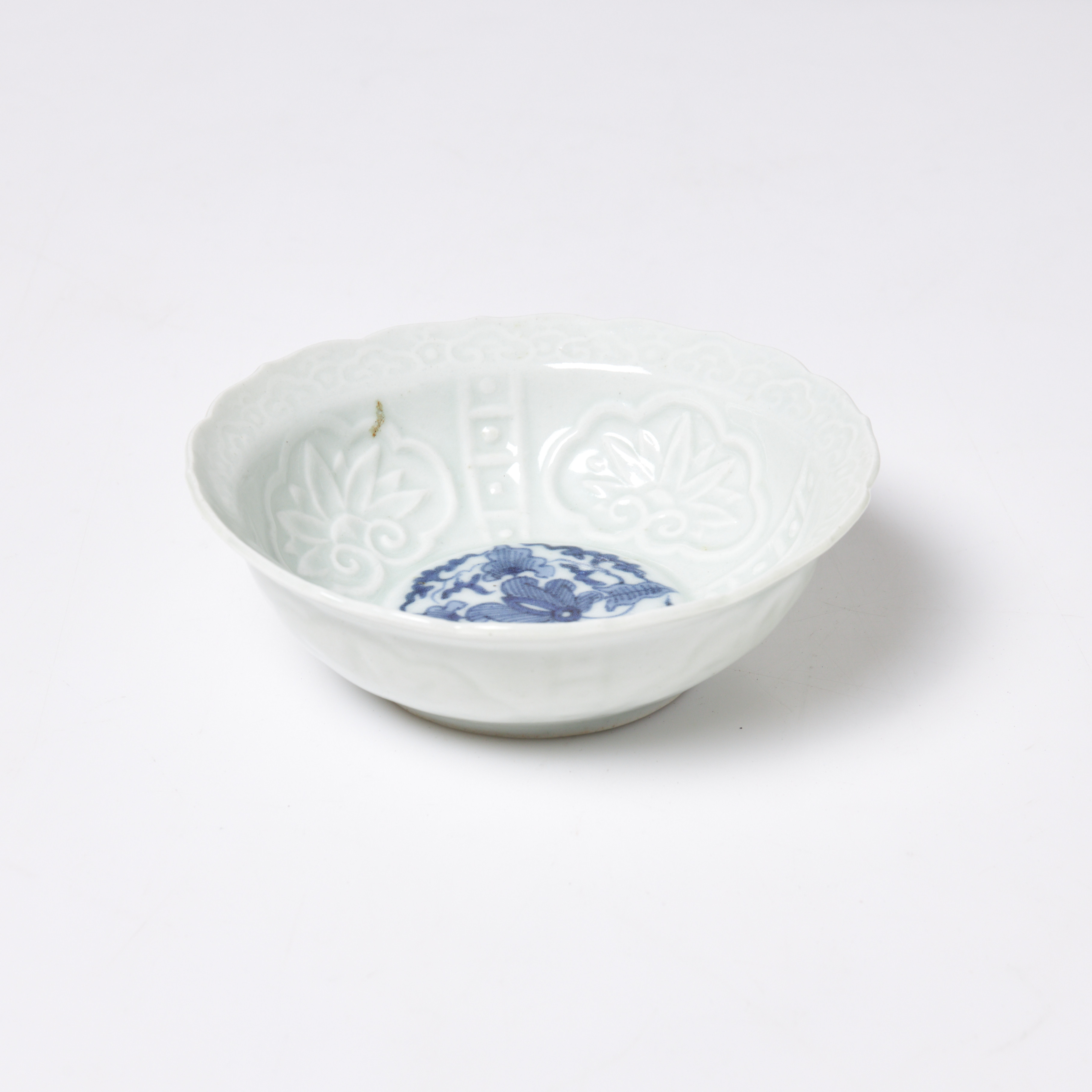 SKÅL. Asien, reliefdekor lotus, celadon, underglasyr blått.