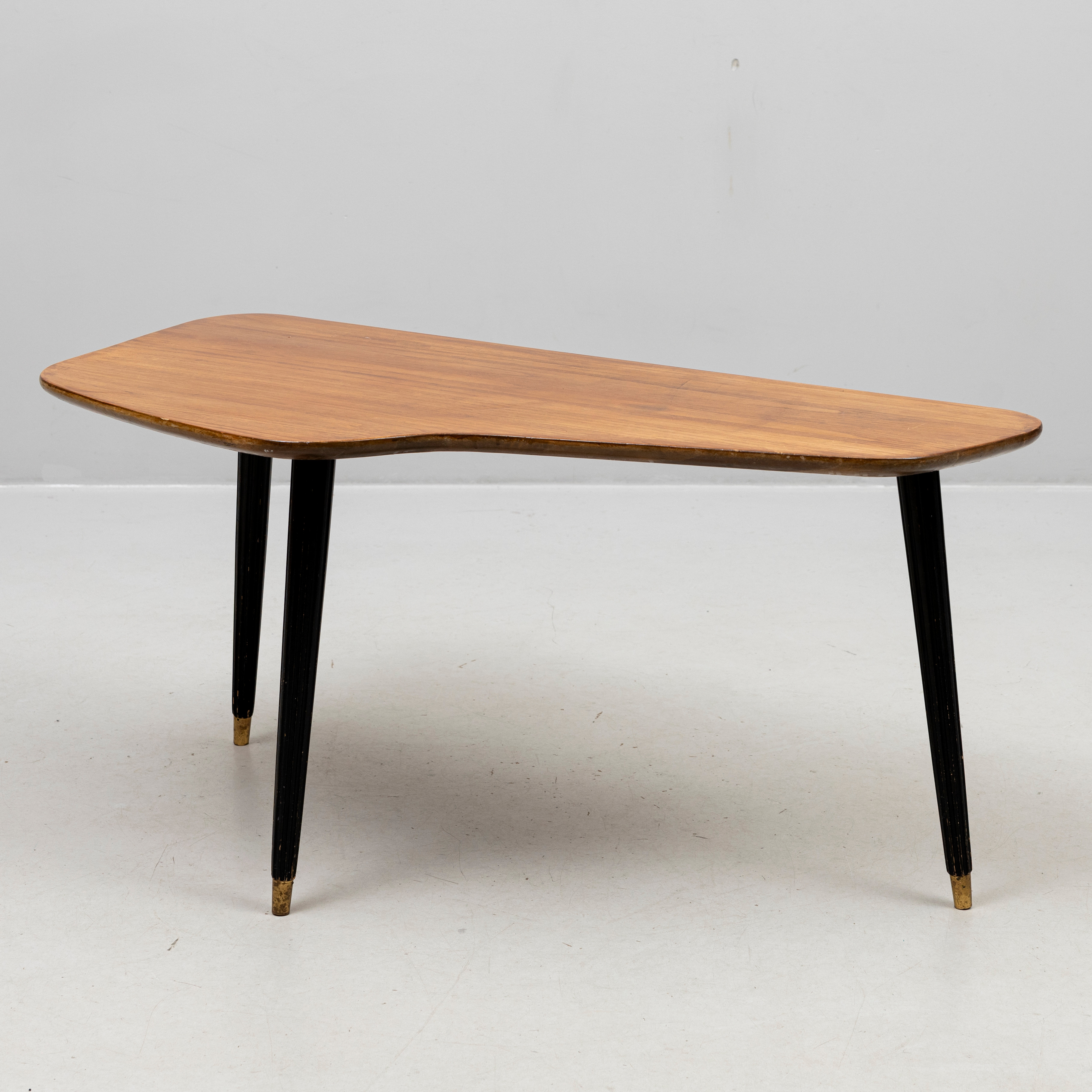 SOFFBORD,fanerad skiva med svärtade ben, 1950-tal.