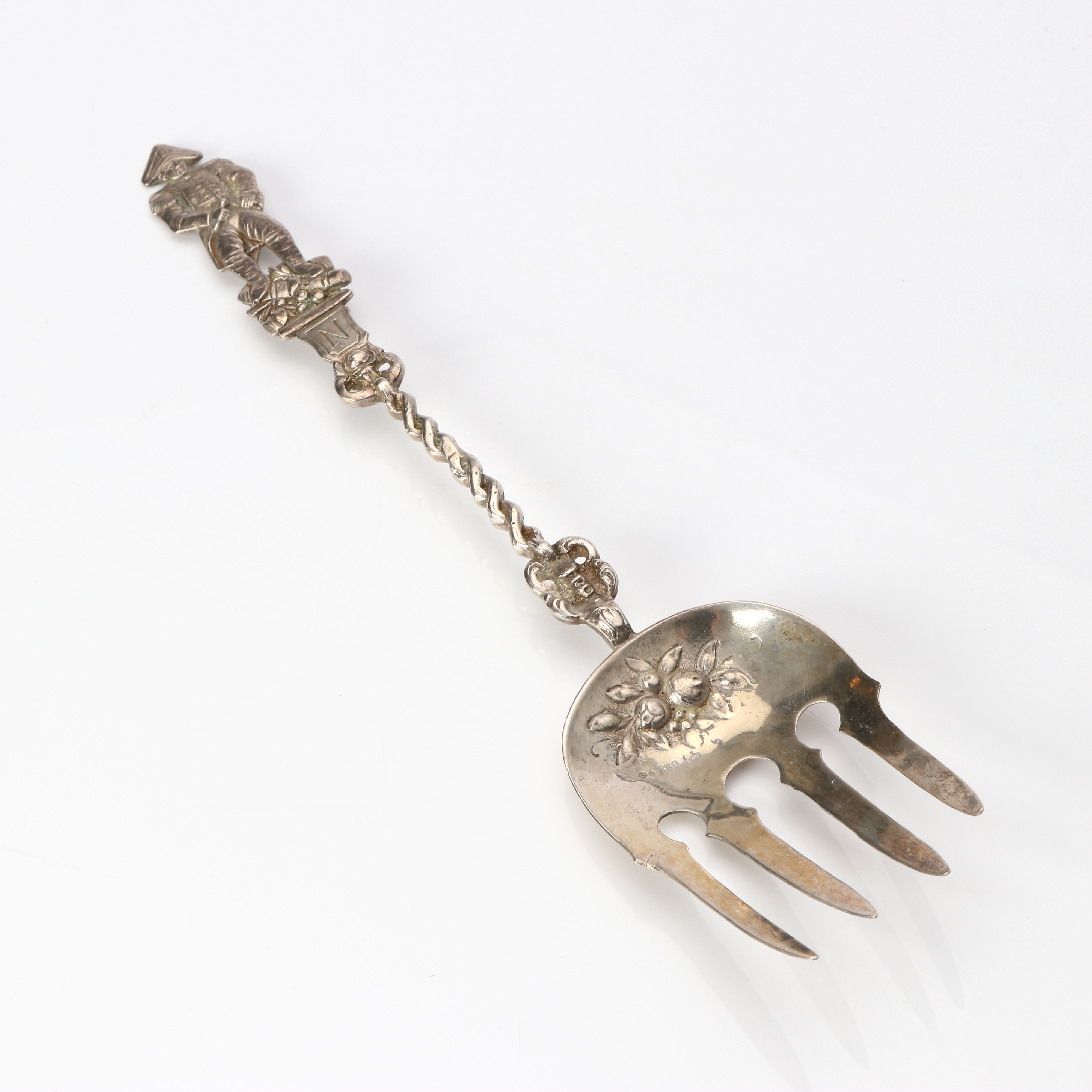 SERVERINGSGAFFEL. Silver. Dekor med Napoleon på handtaget. Vikt ca 50 gram.