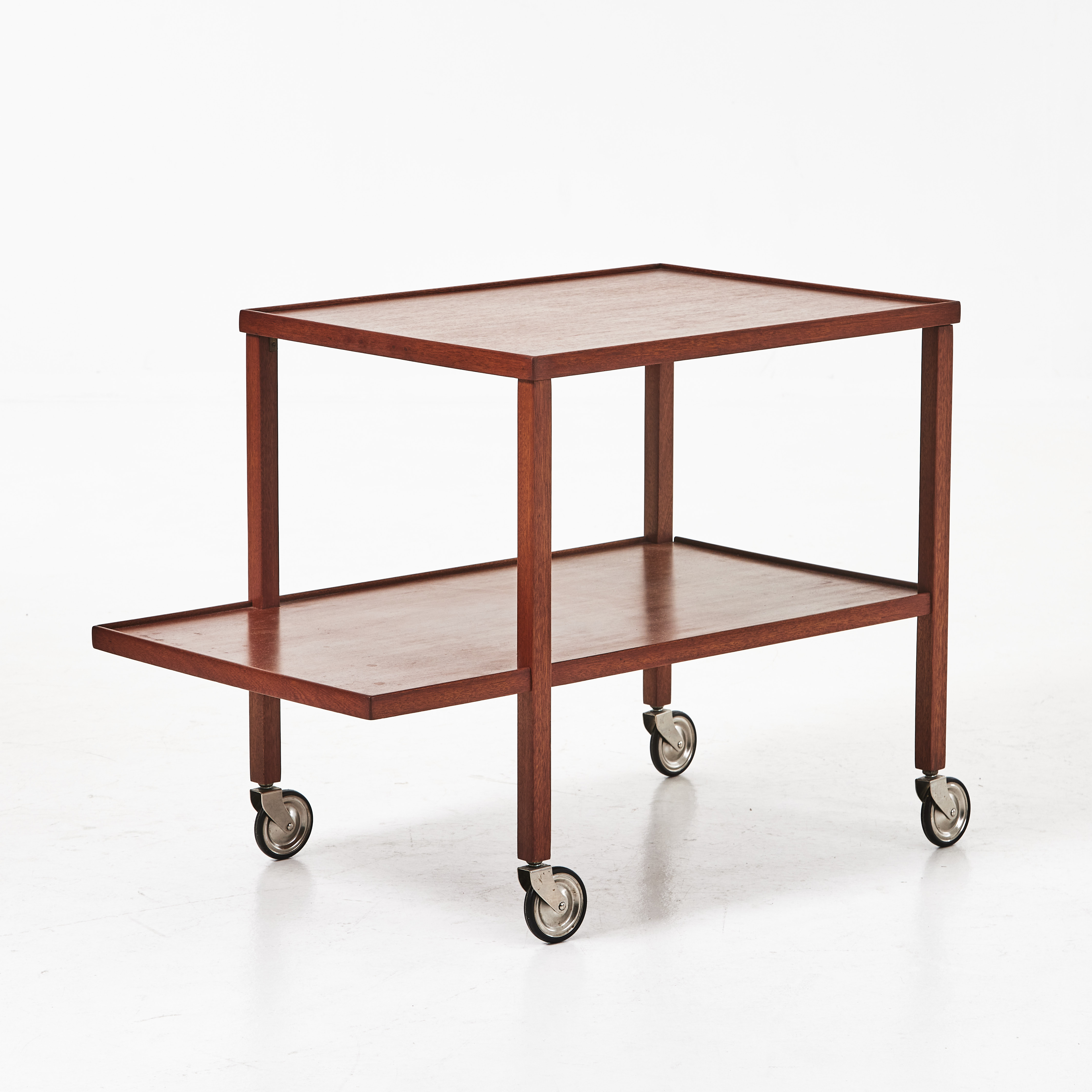 JOSEF FRANK (1885-1967). Serveringsvagn. Modellnummer 470. Firma Svenskt Tenn. fanerat teak, på hjultrissor i gummi.