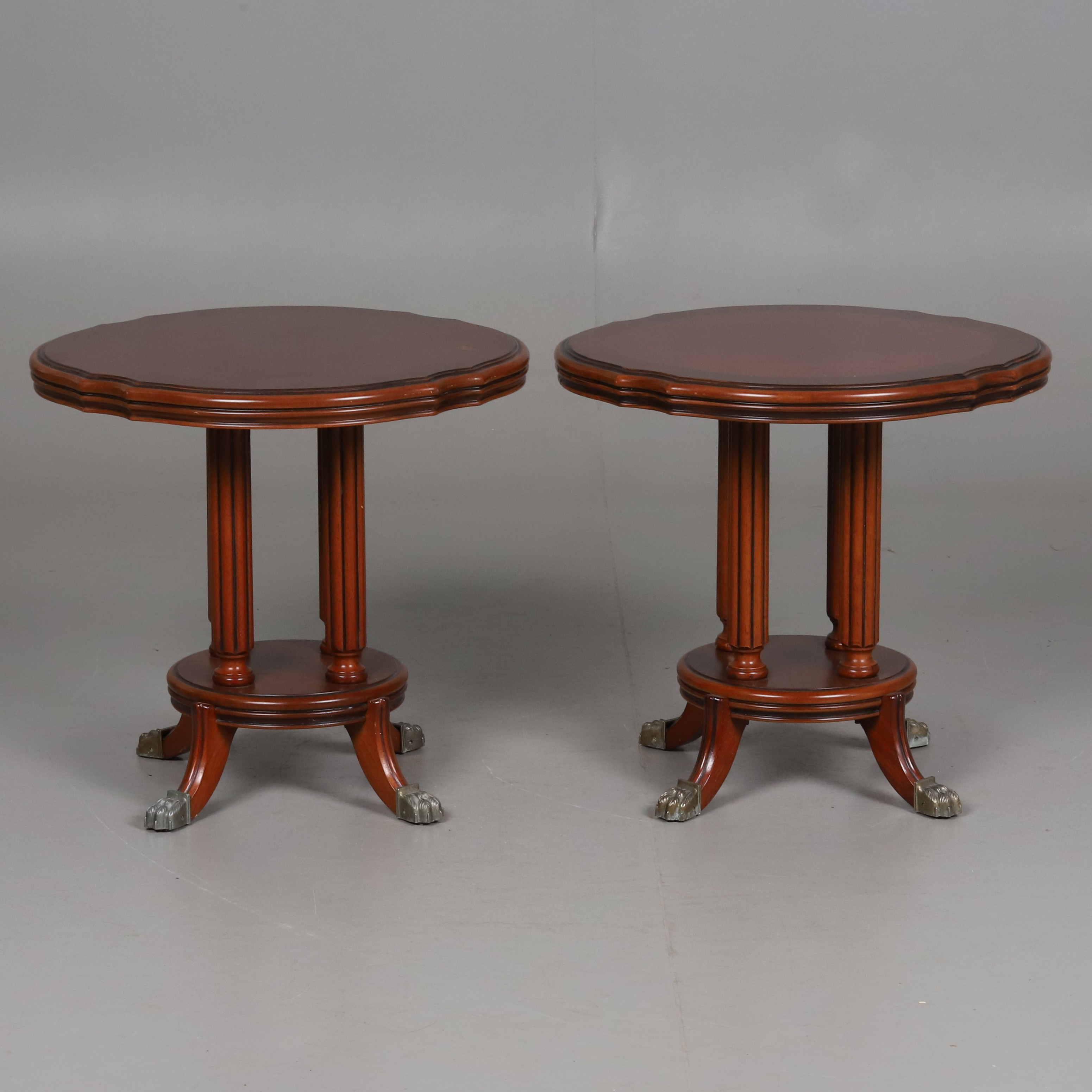 SIDOBORD. Ett par. Plakett-märkt Exquisite design Theseira. 1900-talets senare del.