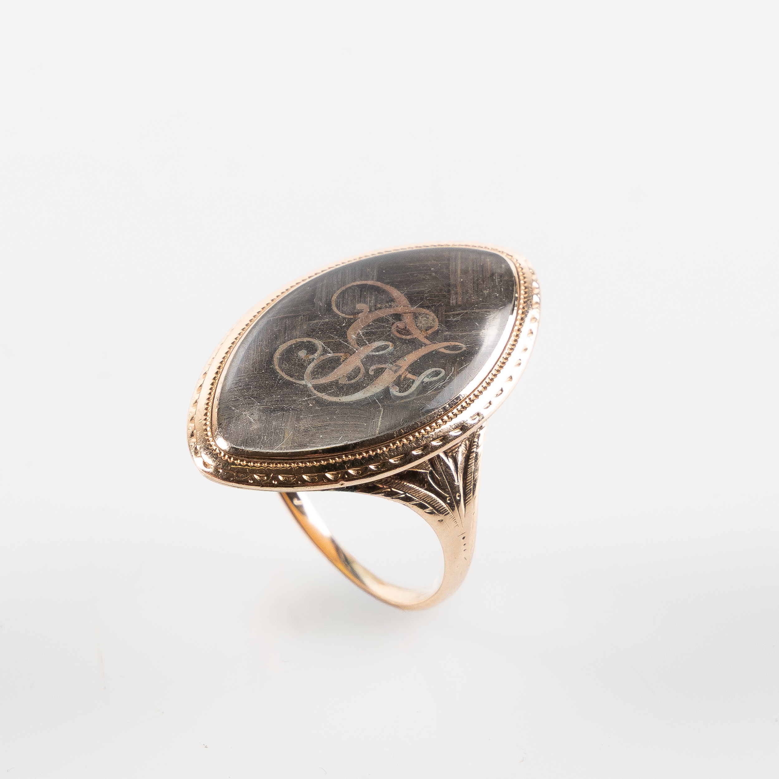 ANTIK RING, 9K guld, England, 1791, dekor med reverserad intaglio på bergkristall.