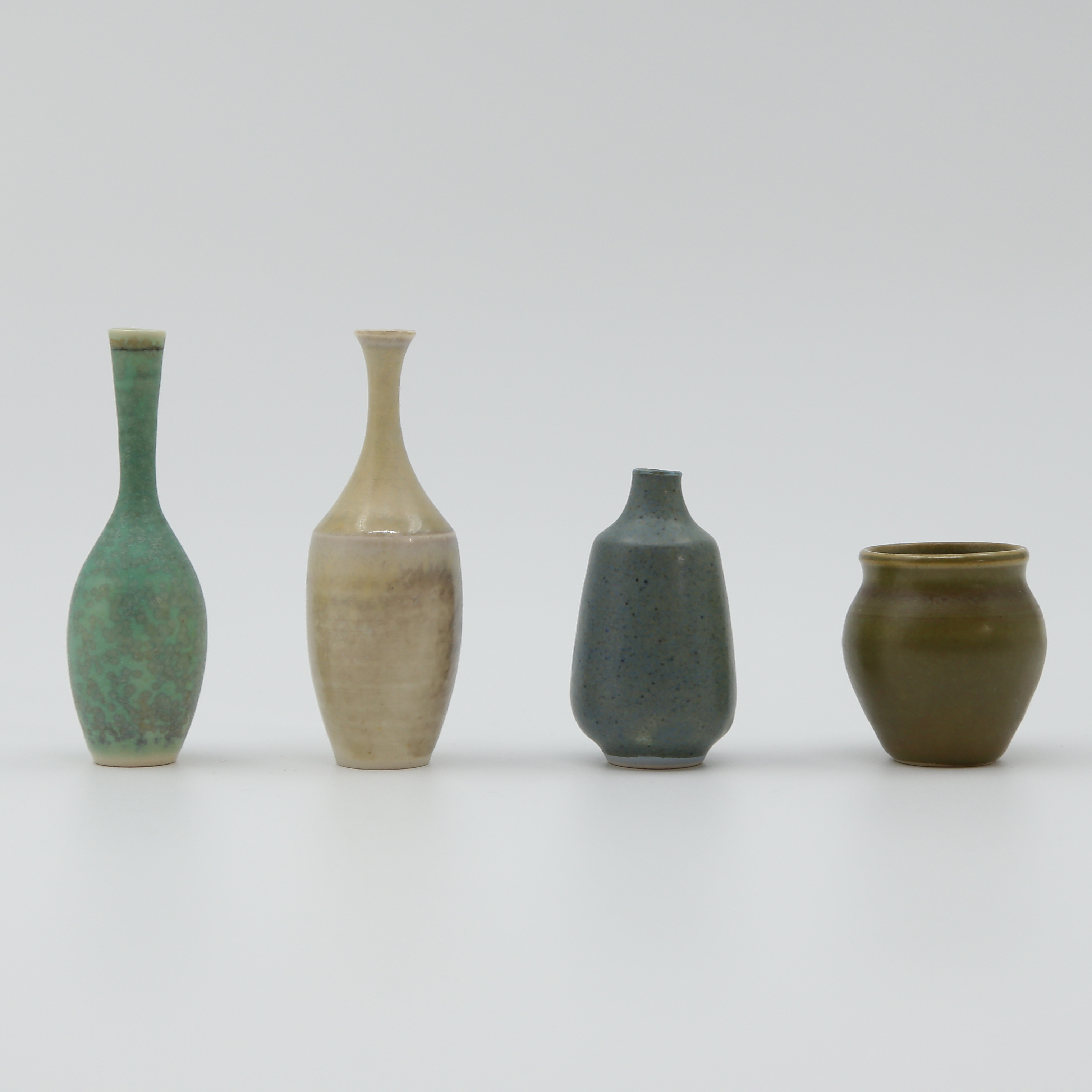 HANS ERIK ROSENKVIST (1910-1995) MINIATYRVASER, KERAMIK, 4 DELAR, 1900-TAL.