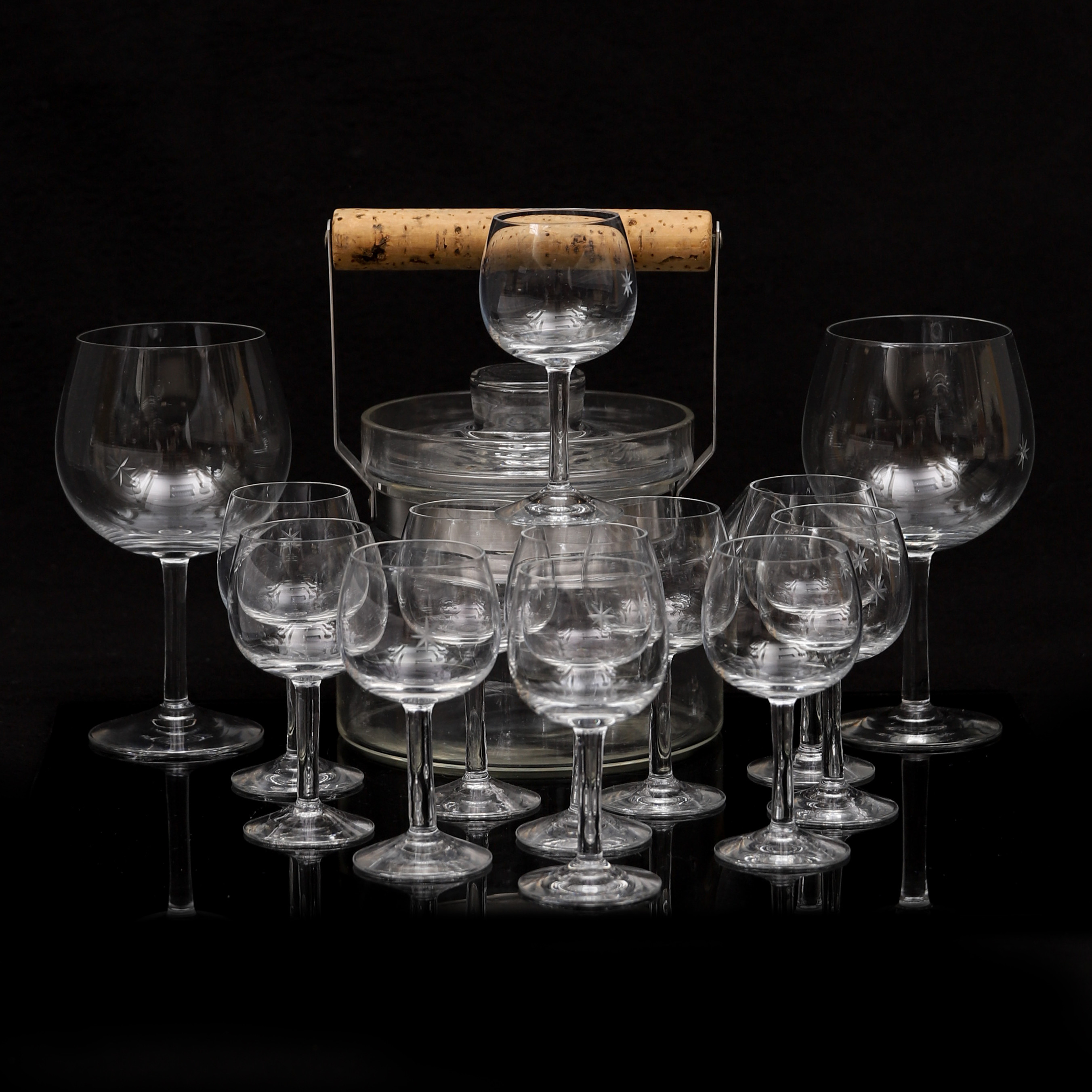 SIGNE PERSSON-MELIN. TEKANNA, 2 VINGLAS, 11 STARKVINSGLAS.