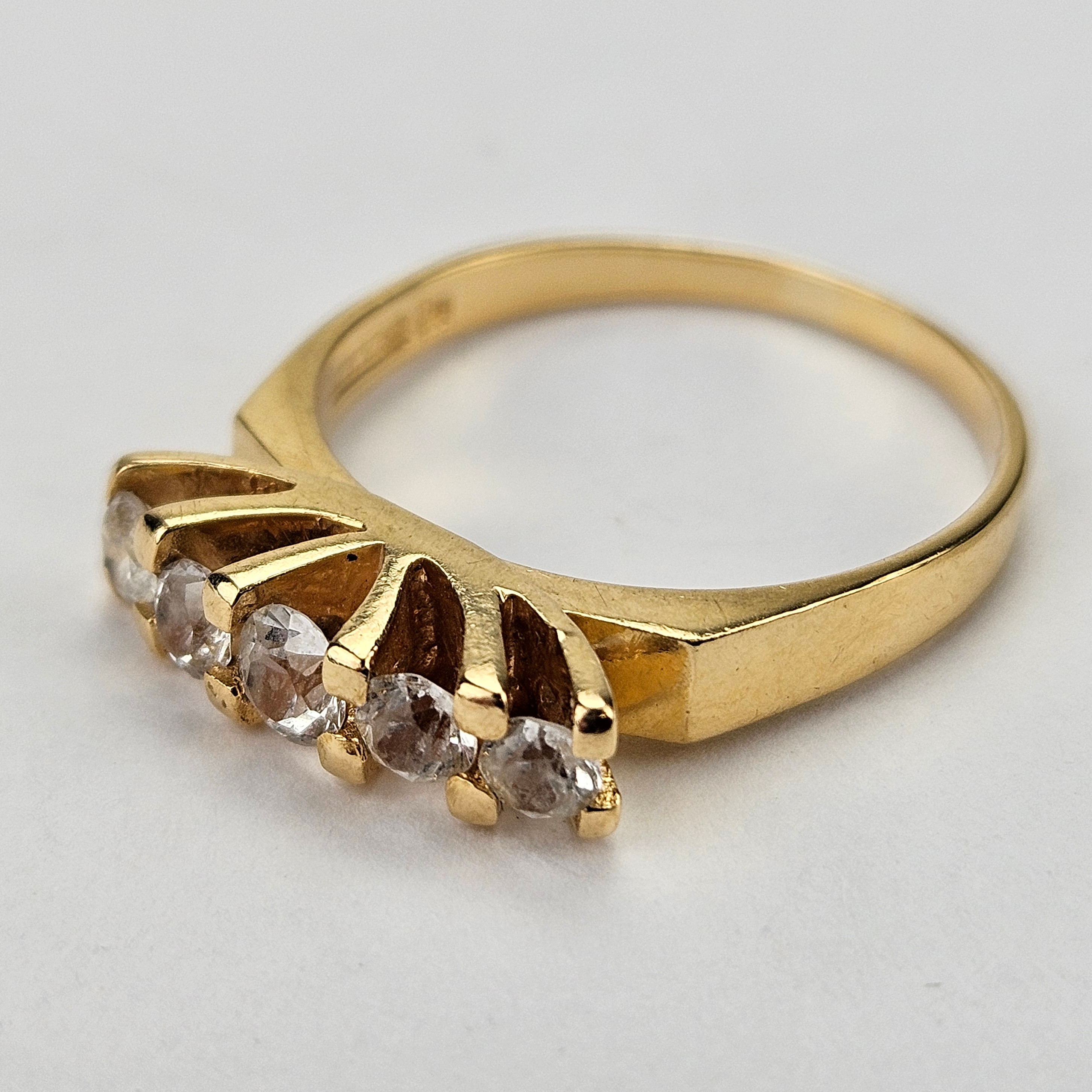 RING, guld, 18K, med syntetiska stenar, total vikt ca. 4,3 gram.