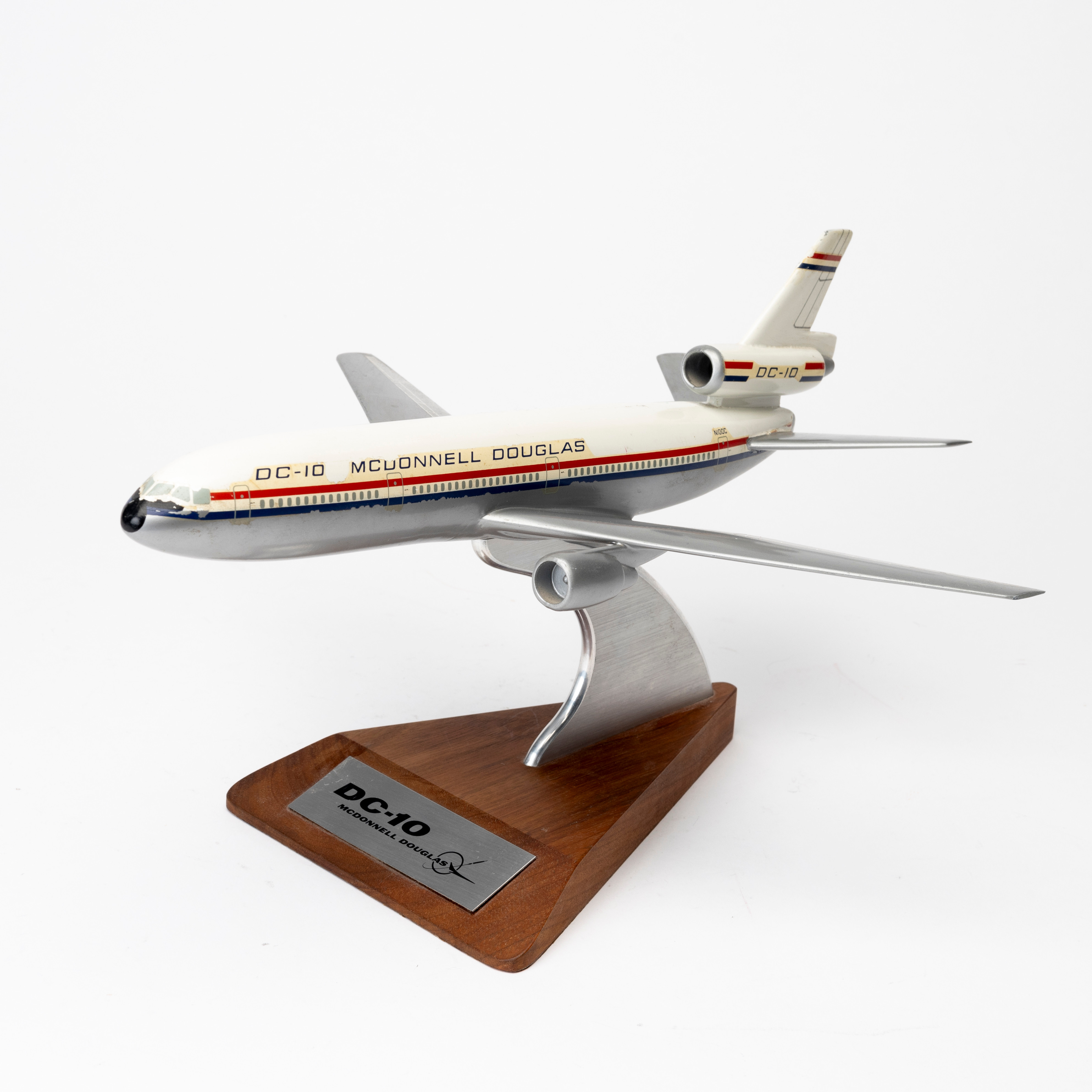 FLYGPLANSMODELL, DC-10, plast, sockel av trä och metall, 1900-talets andra hälft.