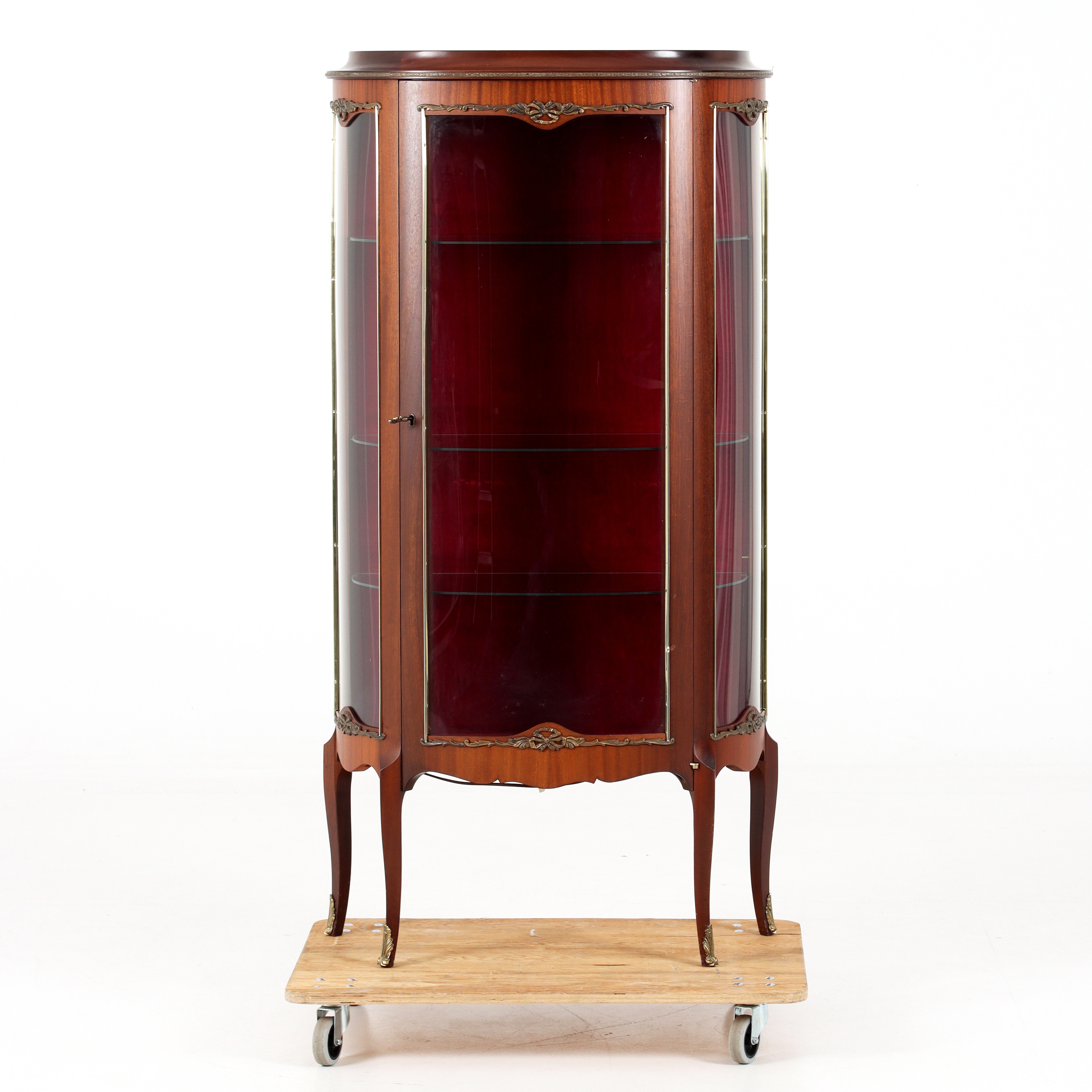 VITRINSKÅP, rokokostil. Alsterbro Möbel AB. 1900-talets andra hälft.