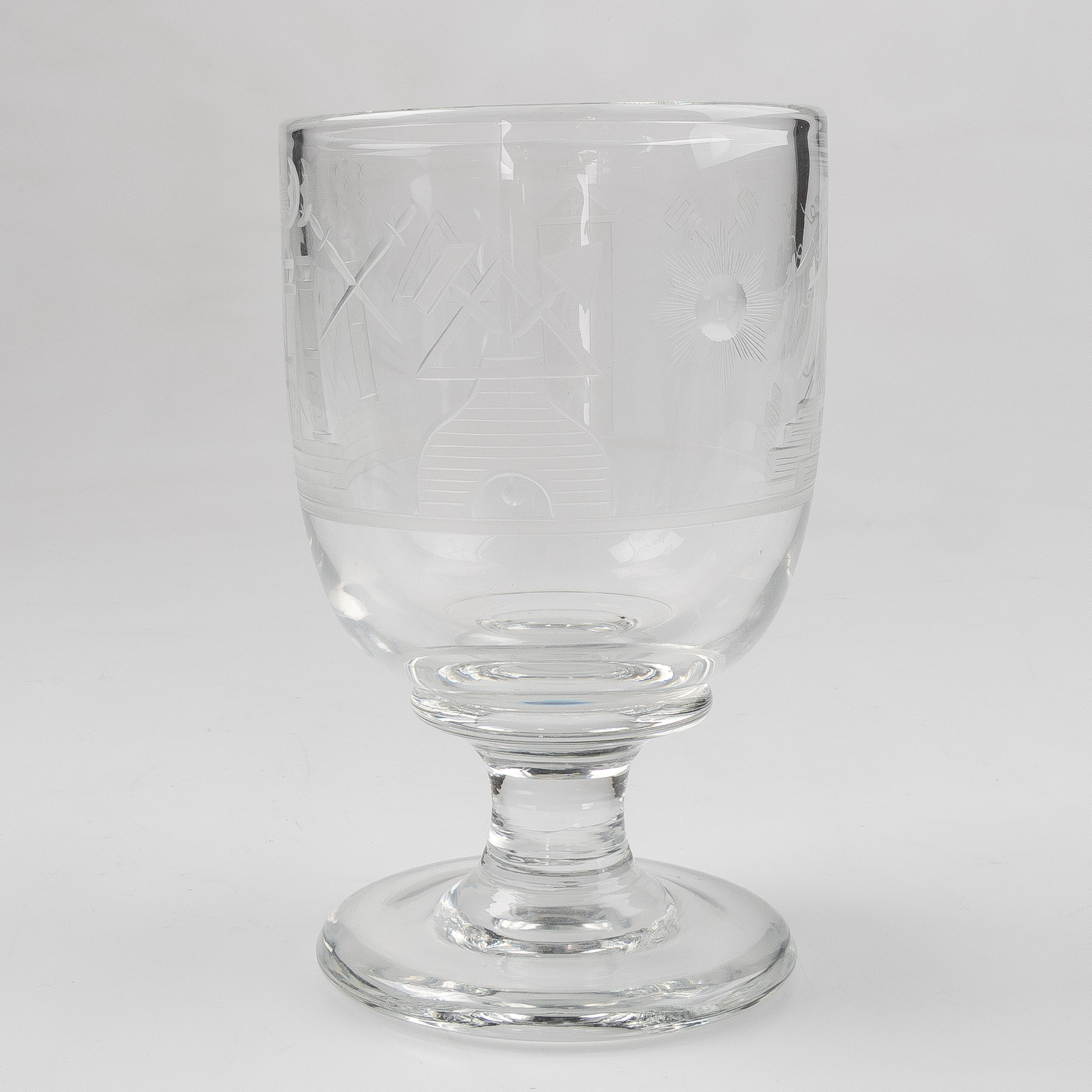 FRIMURAREGLAS, slipad dekor, 1900-tal.