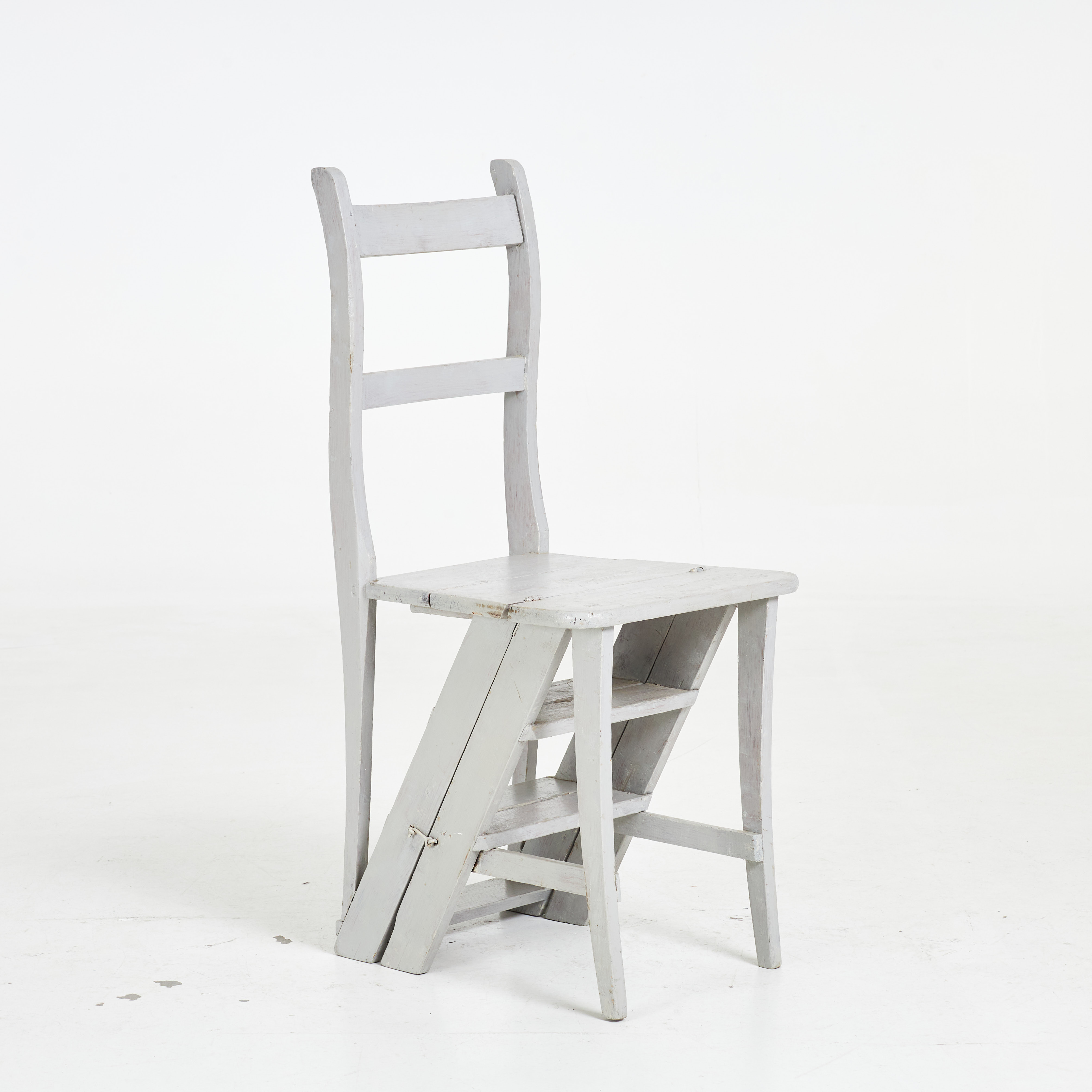 BIBLIOTEKSPALL, 1900-tal, bemålat trä, stol som kan justeras till en biblioteksstege.