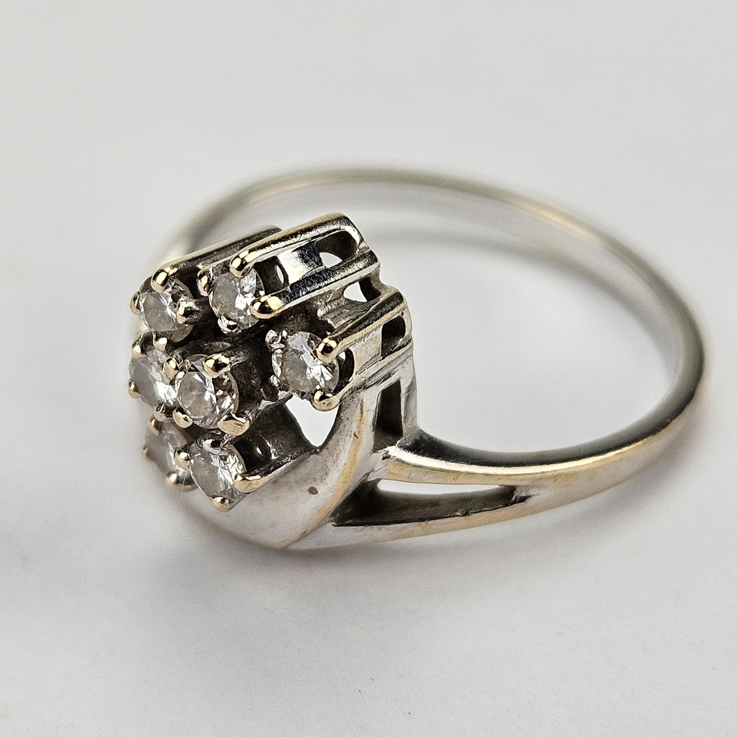 RING, vitguld, 18K, med slipade diamanter, vikt ca. 2,8 gram.