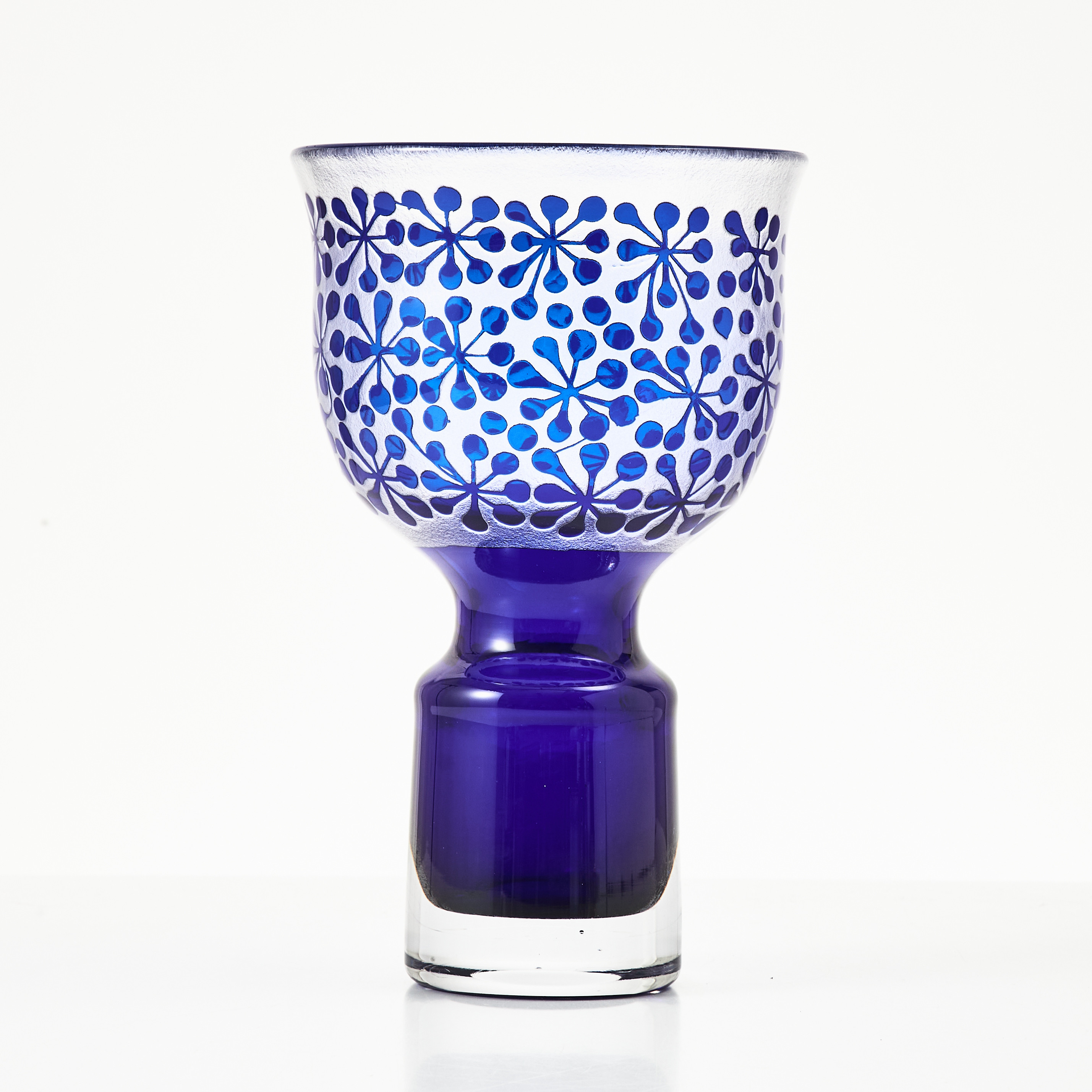 BERTIL VALLIEN. Vas, underfång i blått, signerad Boda Åfors V 232:270 B Vallien.