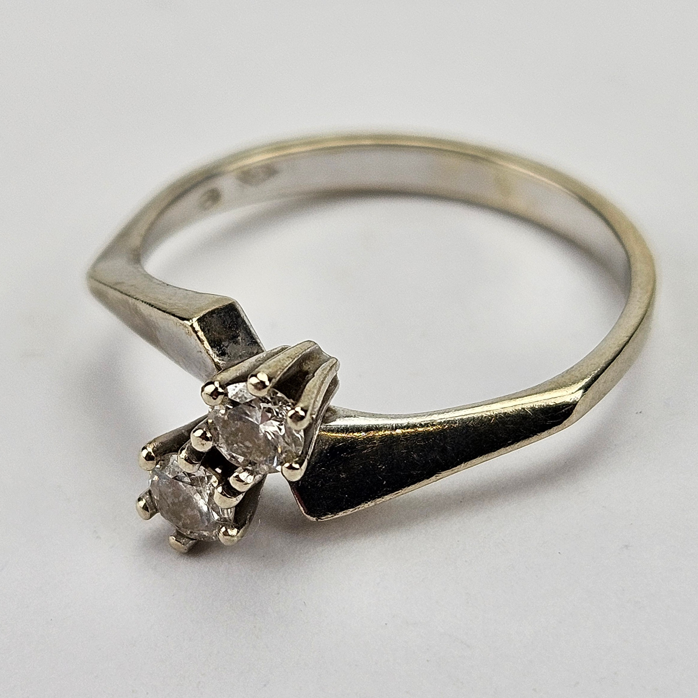 TVILLINGRING, vitguld, 18K, total vikt ca. 3,2 gram.
