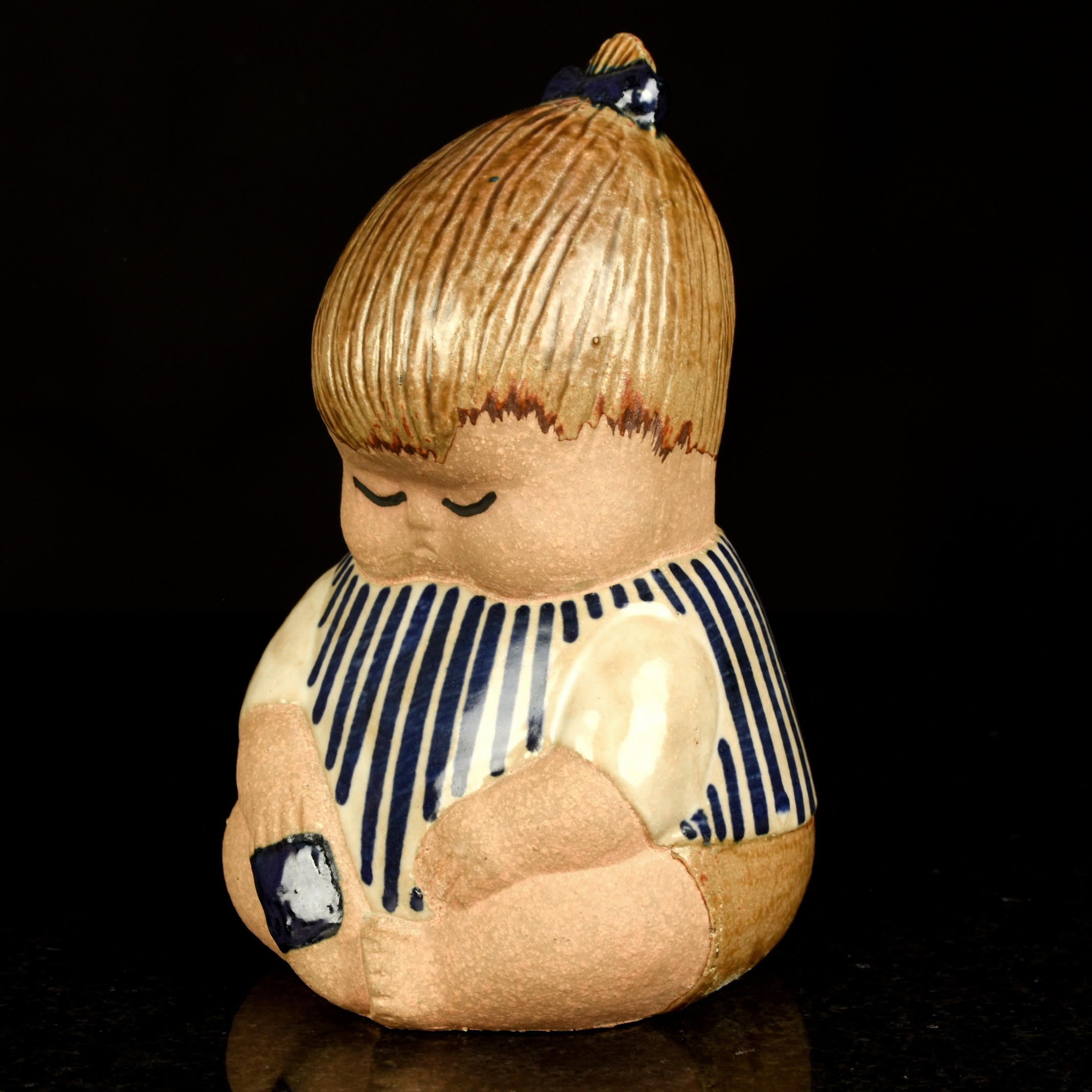LISA LARSON. Figurin, stengods, "Johanna", ur serien "Larsons Ungar", formgiven 1961, etikett och stämpelmärkt, Gustavsberg.