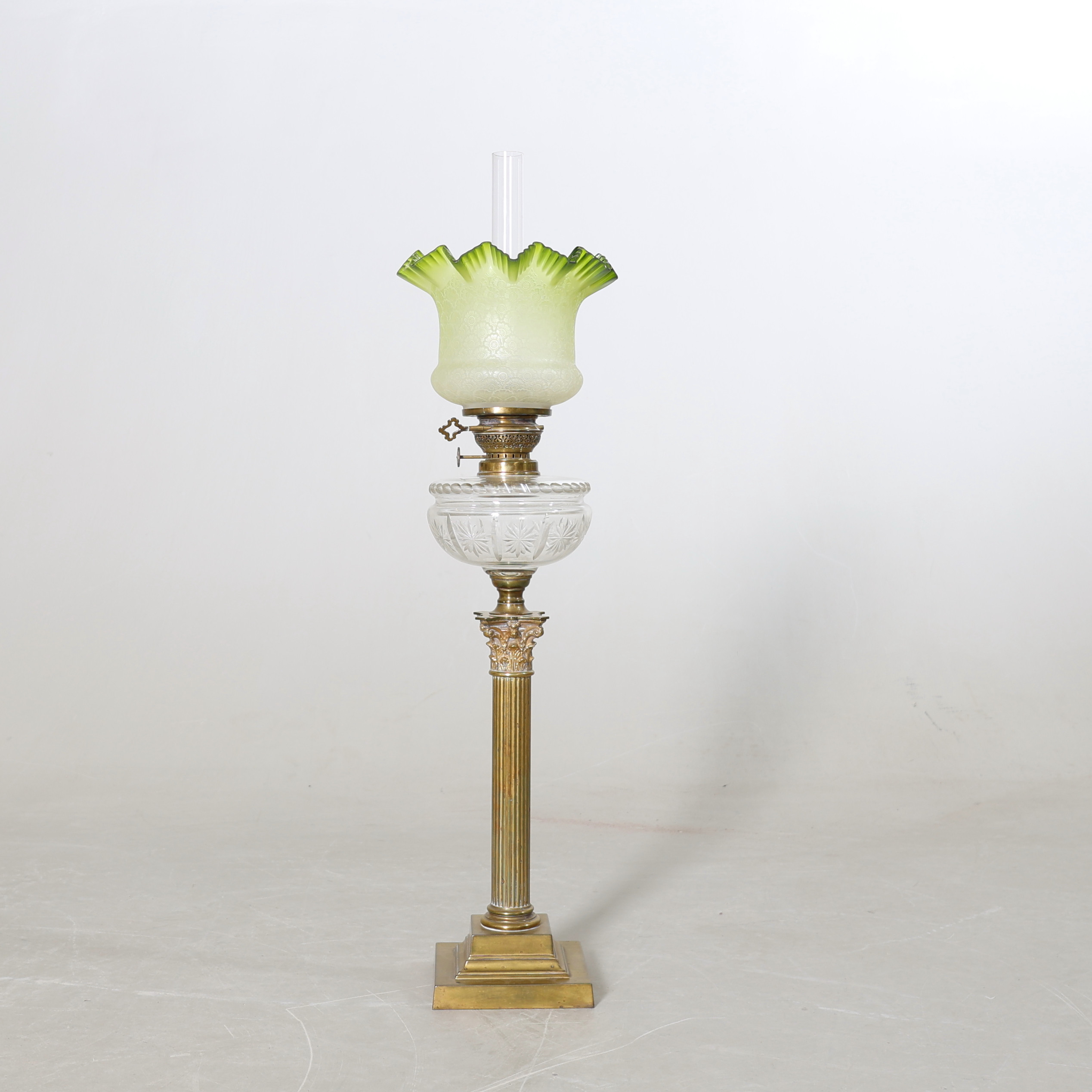 BORDSFOTOGENLAMPA, mässing & glas, 1900-talets början.