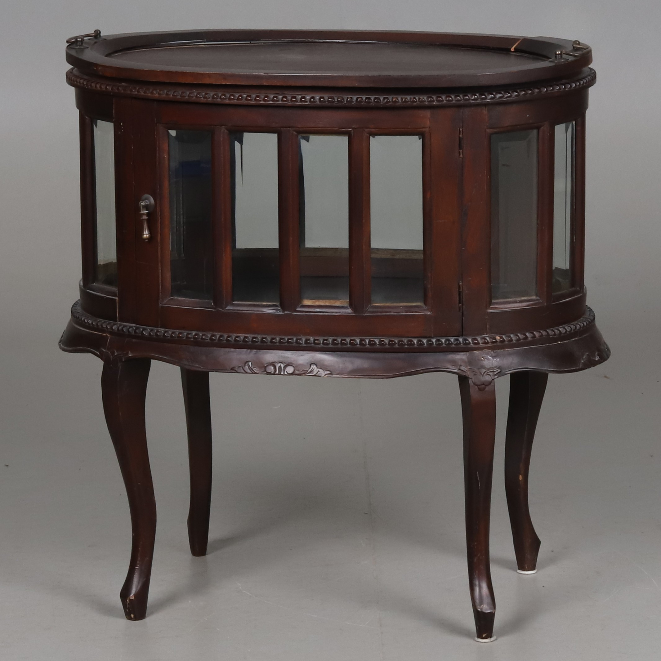 BARSKÅP MED SERVERINGSBRICKA, glas och mahogny, rokokostil, sent 1900-tal.