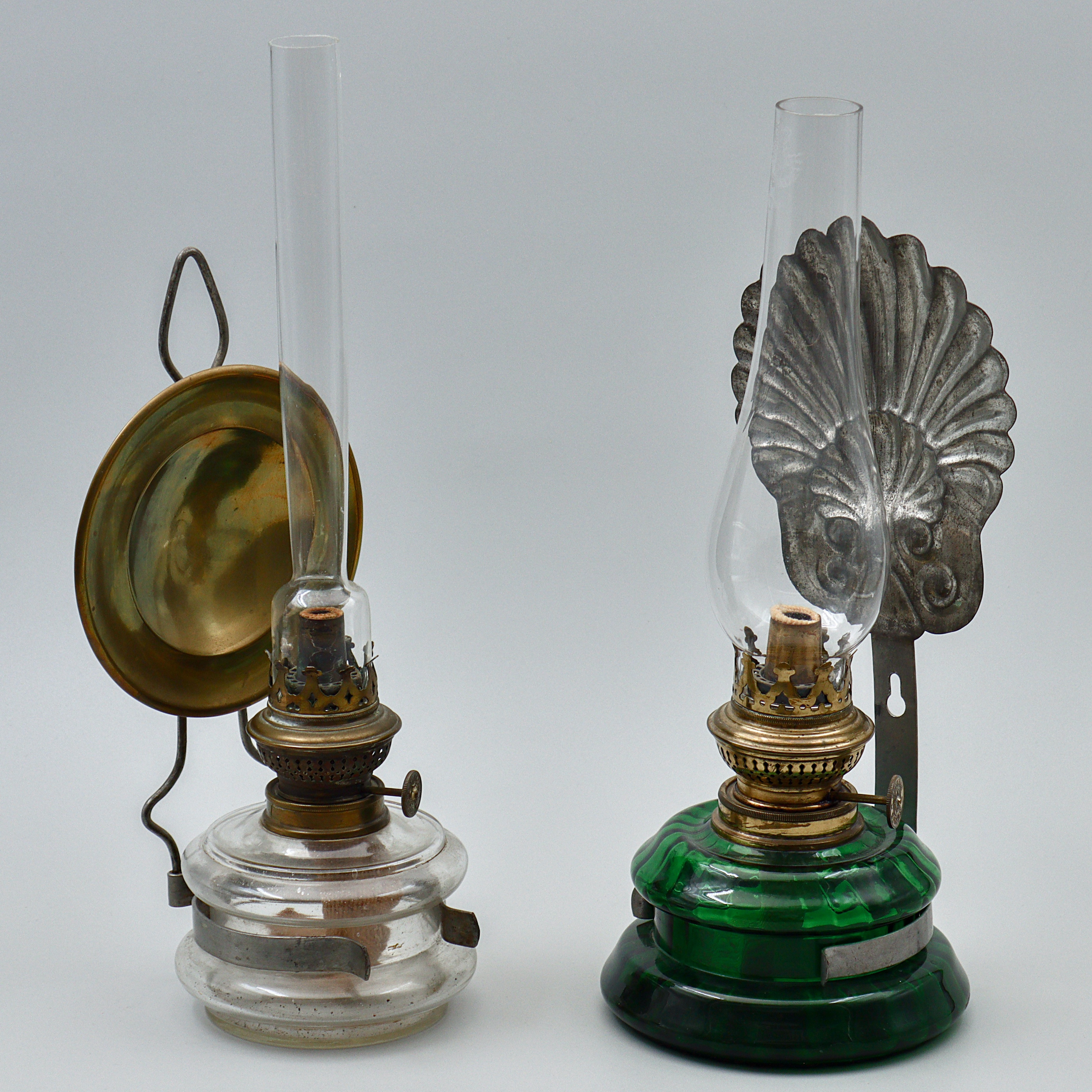 PARET VÄGGFOTOGENLAMPOR "BRENNER KOSMOS", GLAS OCH METALL, 1900-TALETS FÖRSTA HÄLFT.