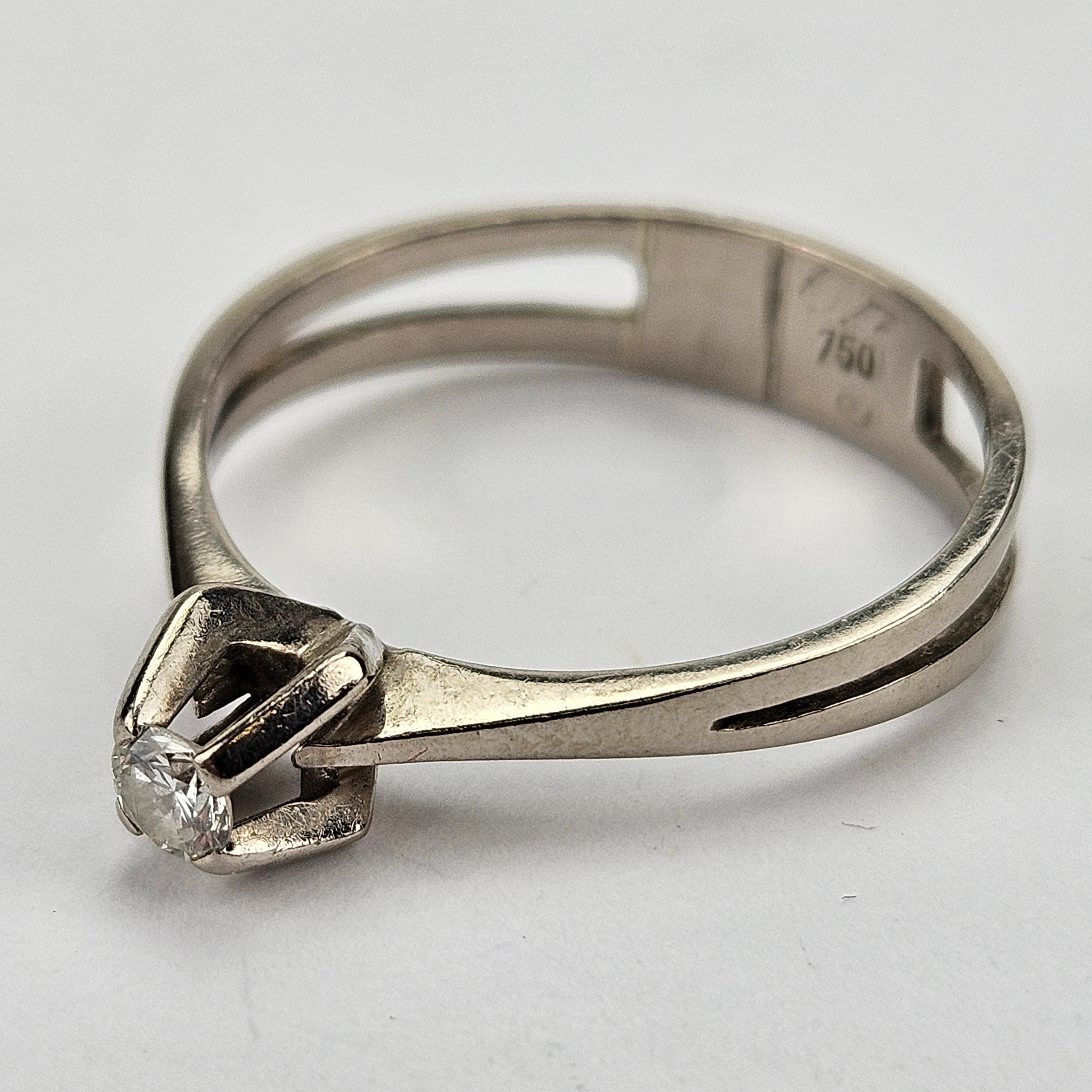 ENSTENSRING, vitguld, med slipad diamant, total vikt ca. 3,8 gram.