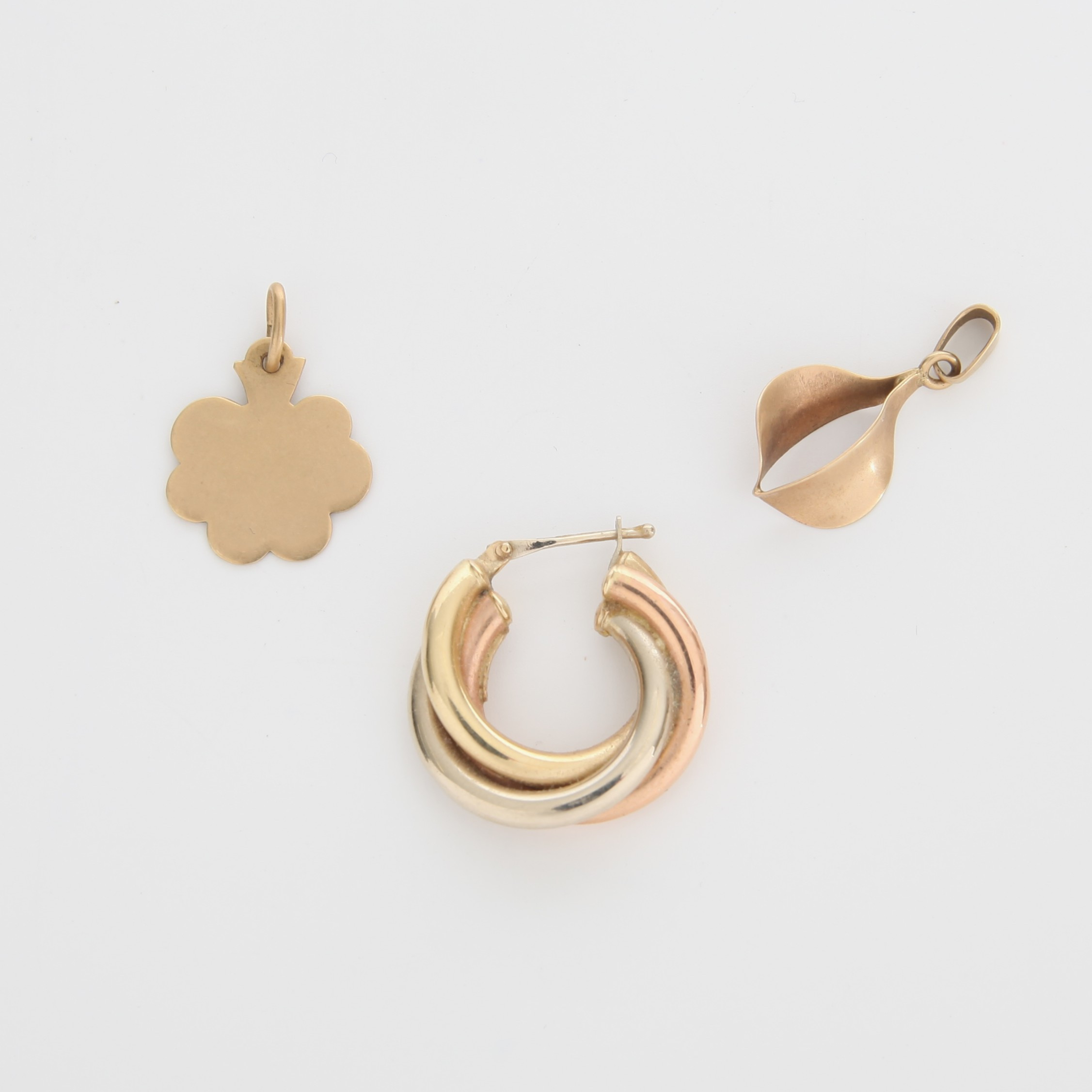 HÄNGEN OCH ÖRHÄNGE, 3 delar, 18K och 14K guld.