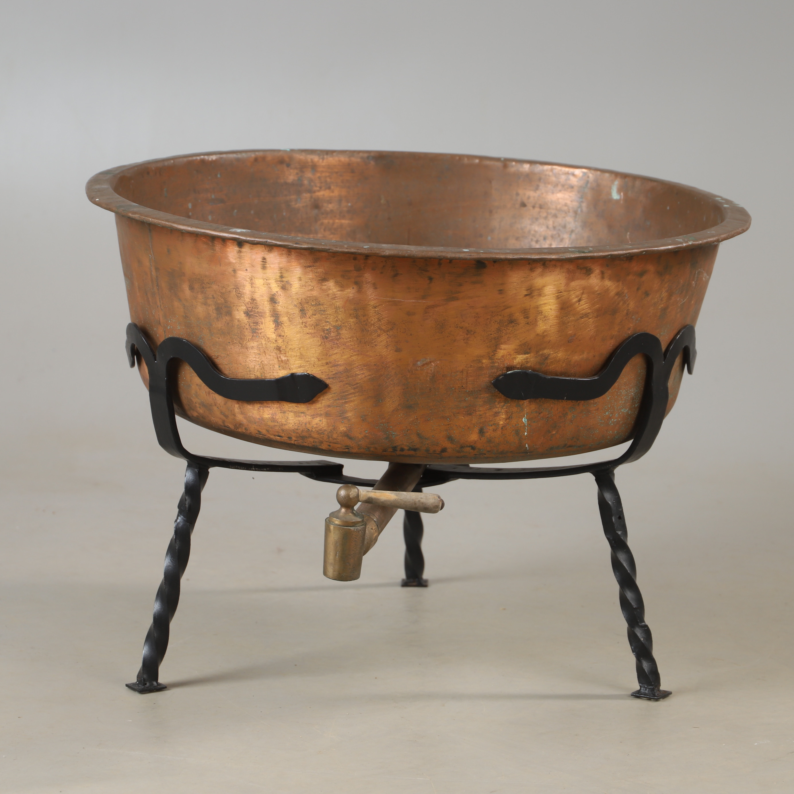 BALJA MED TAPPKRAN, koppar och smide, 1900-tal.